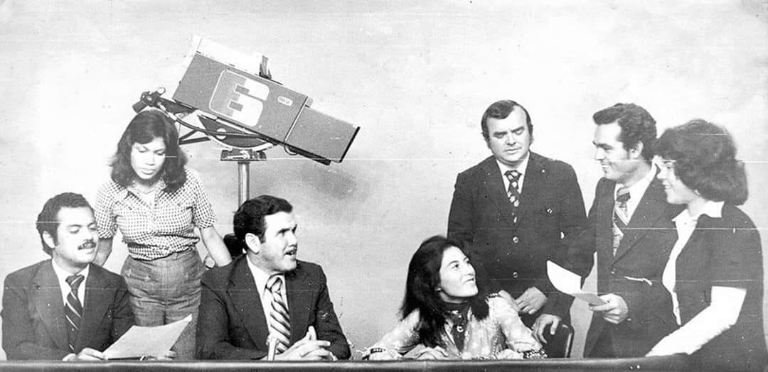 Notiseis, de canal 6. Foto tomada de Facebook Televisión Tica. Manuel Emilio Morales, Marcia Watson, Danilo Arias Madrigal, Ana Cecilia Fernández Aird, Gerardo Enrique Fonseca, Luis Fernando Villalobos y Lorena Barzuna. Todos ellos conformaron el staff de Notiseis, noticiario del antiguo Telecentro canal 6, 1976. Foto cortesía de la periodista e historiadora de la TV nacional Xiomara Cubero Marín.