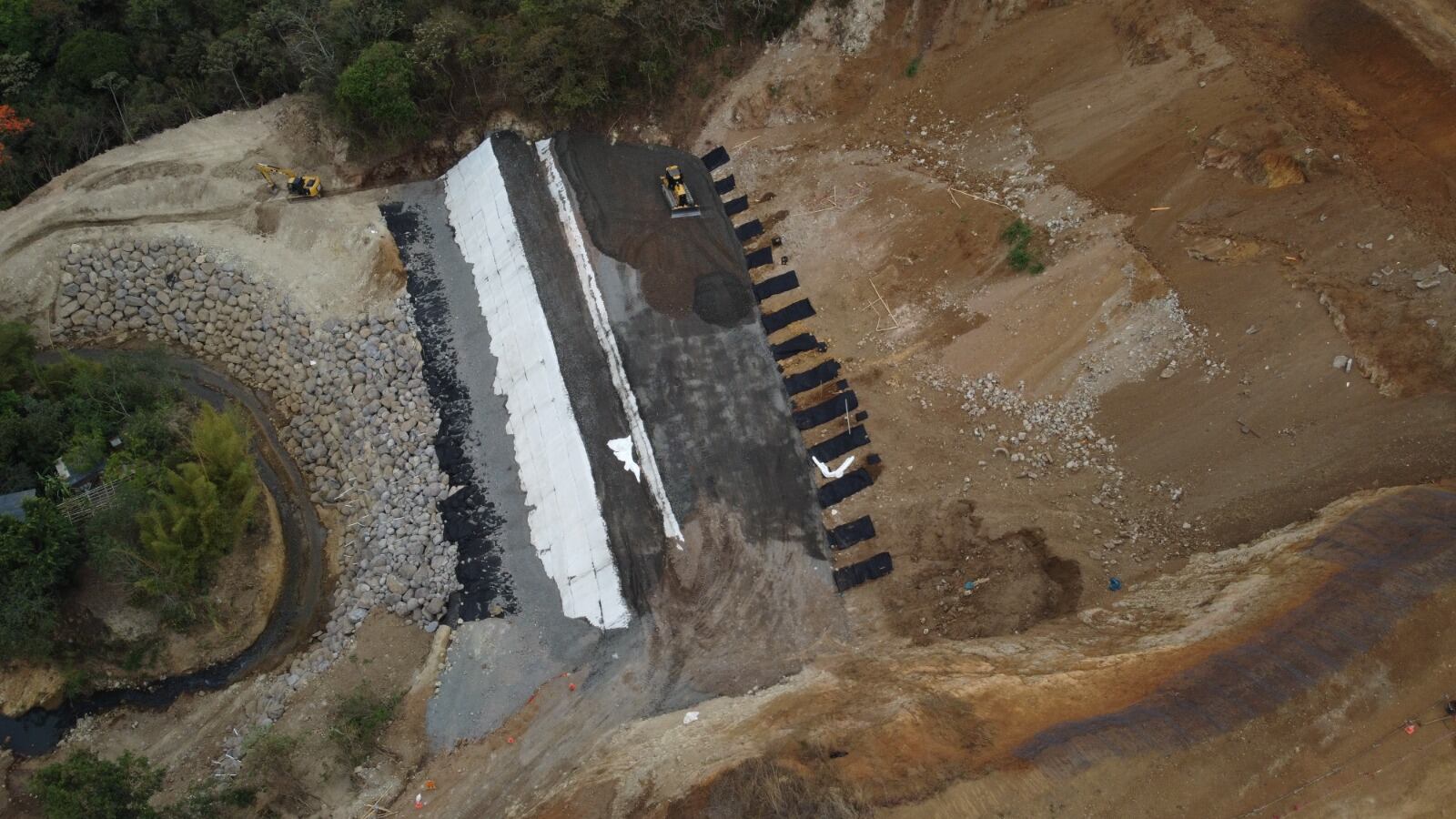 Al pie del deslizamiento en Valladolid, junto al río Jorco, también se levanta una barrera para impedir que las crecidas socaven las obras estabilizadoras. Foto: CNE.