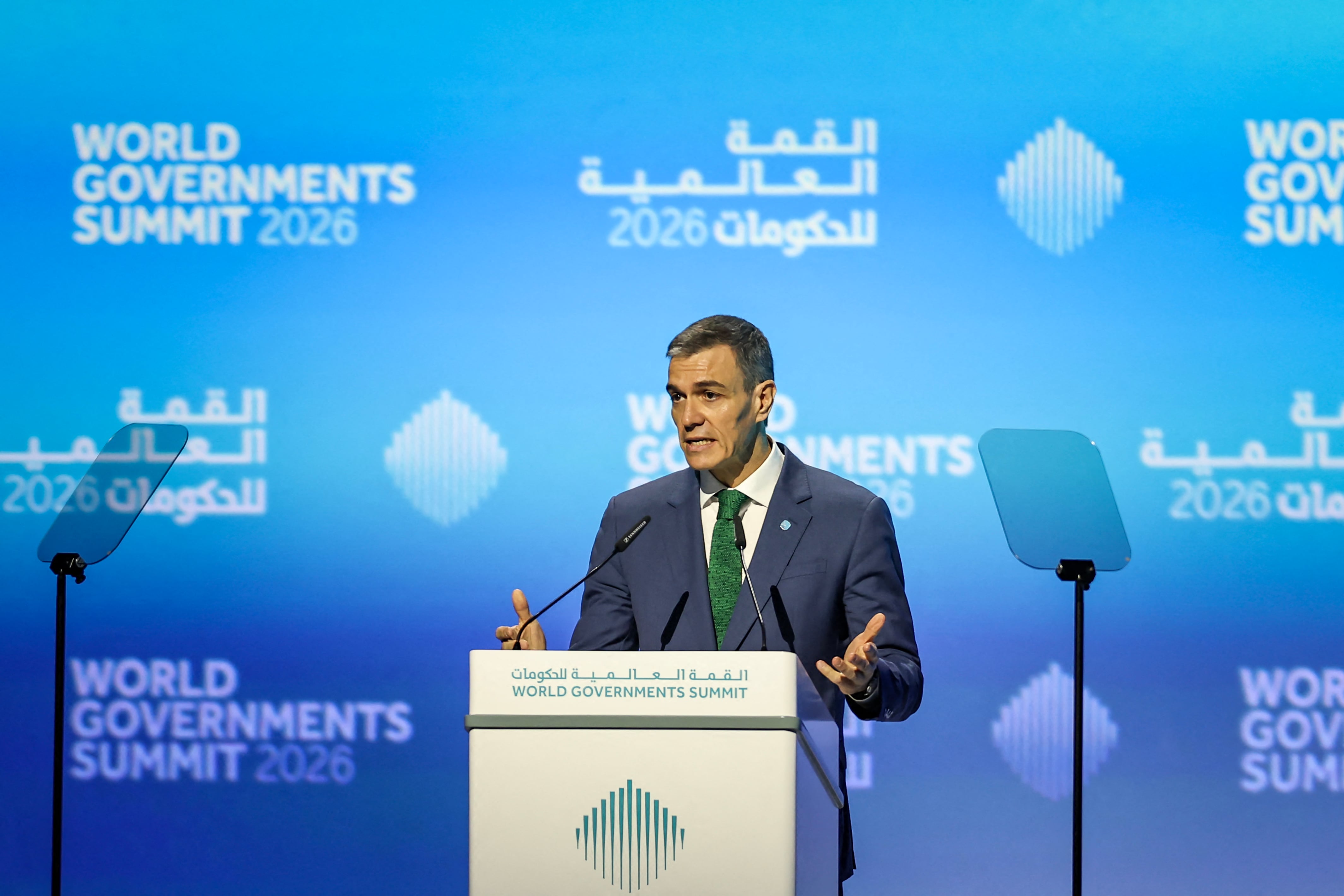 El presidente del Gobierno español, Pedro Sánchez, en un discurso durante la Cumbre Mundial de Gobiernos en Dubái el 3 de febrero de 2026. España buscará prohibir el acceso a las redes sociales a los menores de 16 años para protegerlos de contenido dañino como la pornografía y la violencia.