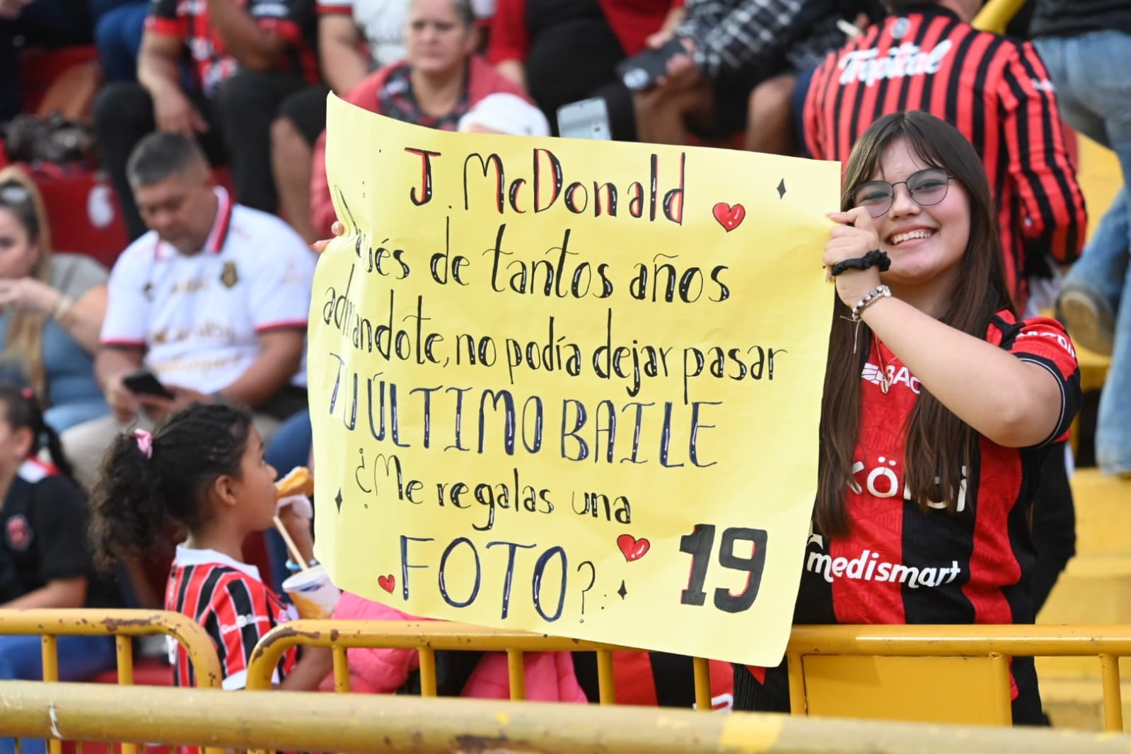 Esta aficionada dedicó un cartel a Jonathan McDonald, que se retira del fútbol este 23 de agosto en el partido entre Alajuelense y San Carlos en el estadio Alejandro Morera Soto.