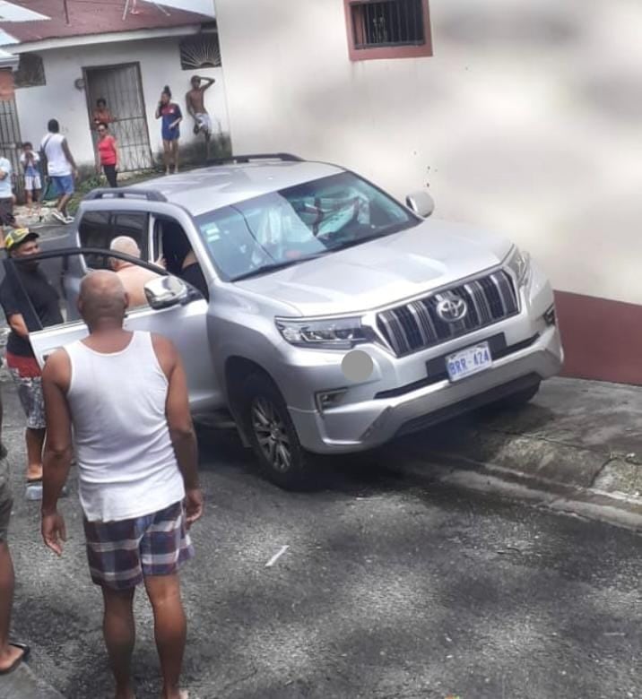 En una escena que se ha repetido varias veces en las últimas semanas,, vecinos oyeron una ráfaga de disparos a pleno día y al salir hallaron a una persona fallecida en un carro. Esta vez el tiroteo fue en Pacuare.Foto: Reiner Montero.