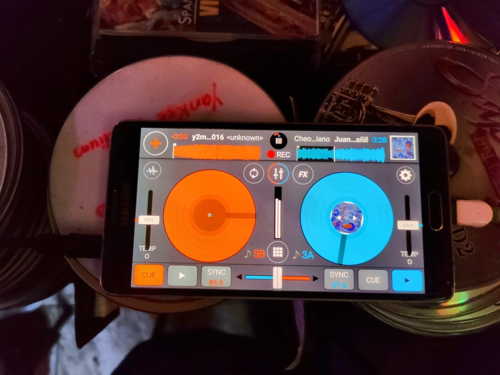 don Sergio Torres entretiene a los visitantes de Los Tucanes con música. Por supuesto, siempre hay espacio para las buenas complacencias.