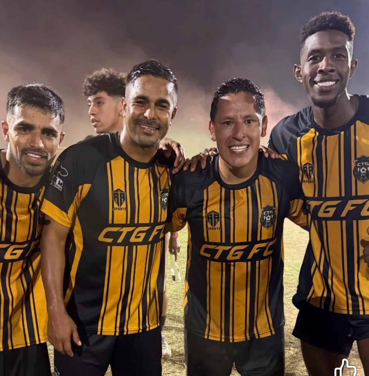 Yonaiker Mora, con el equipo de mejengueros, con el que juega en Estados Unidos.