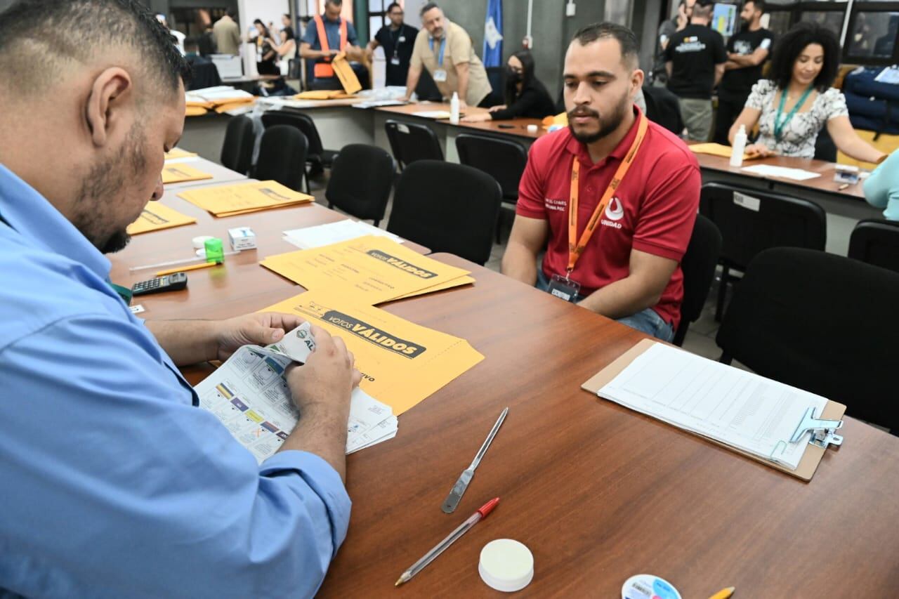 Escrutinio y conteo de votos inició este martes, en las oficinas centrales del TSE. Fotos: Albert Marín
