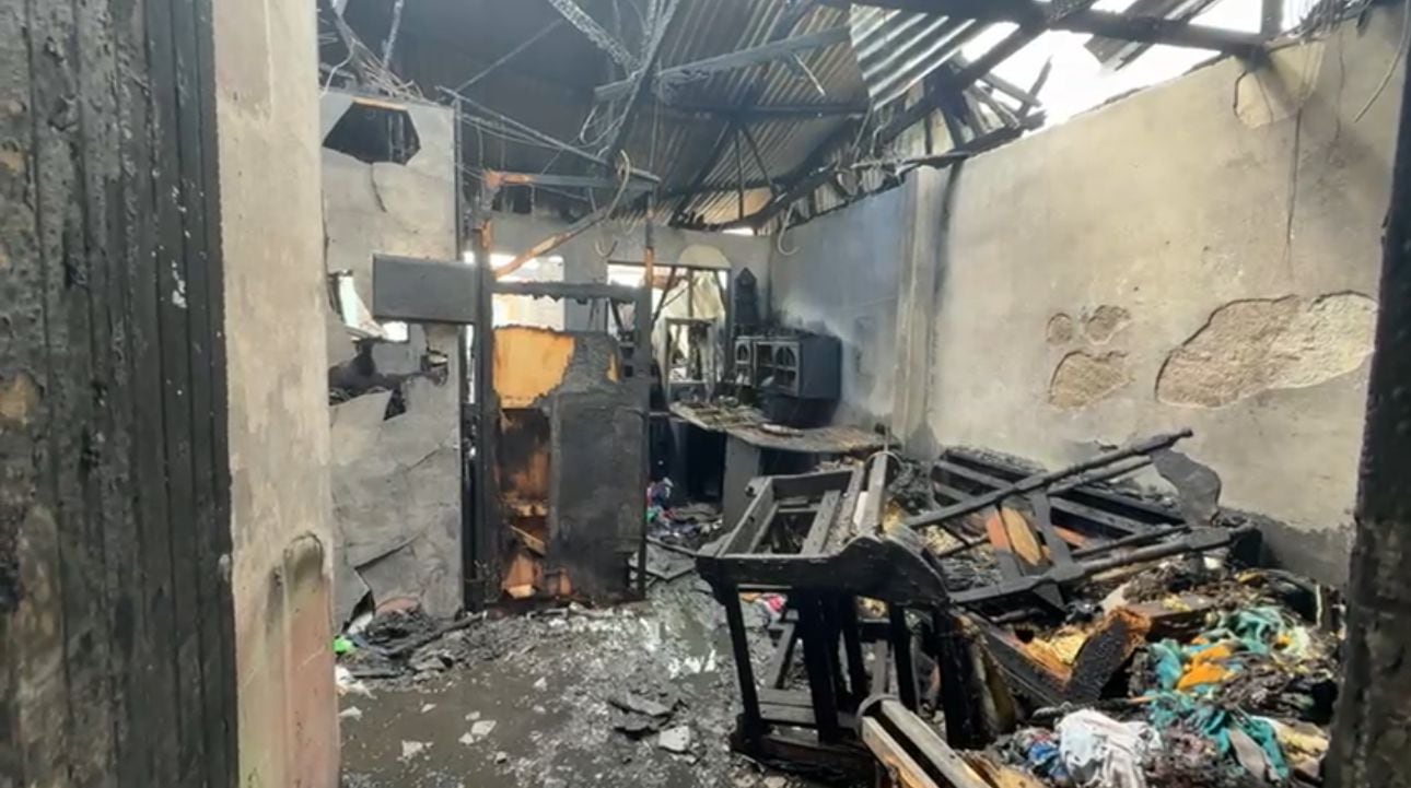 Las llamas consumieron prácticamente toda la vivienda.