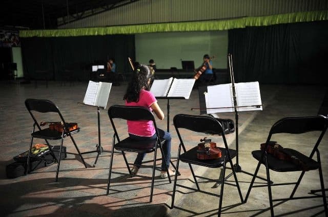 9/10/2012. Bijagua, Upala, Aluajuela. la escuela de msica SINEM de Bijagua recive a LA Orquesta sinfnica Nacional para una gran presentacin. varios de sus miembros intercambiaron conociminetos con los nios de la comunidad. en la fotografa: Crisltel Rivera 9 aos, SINEM ./Pablo Montiel