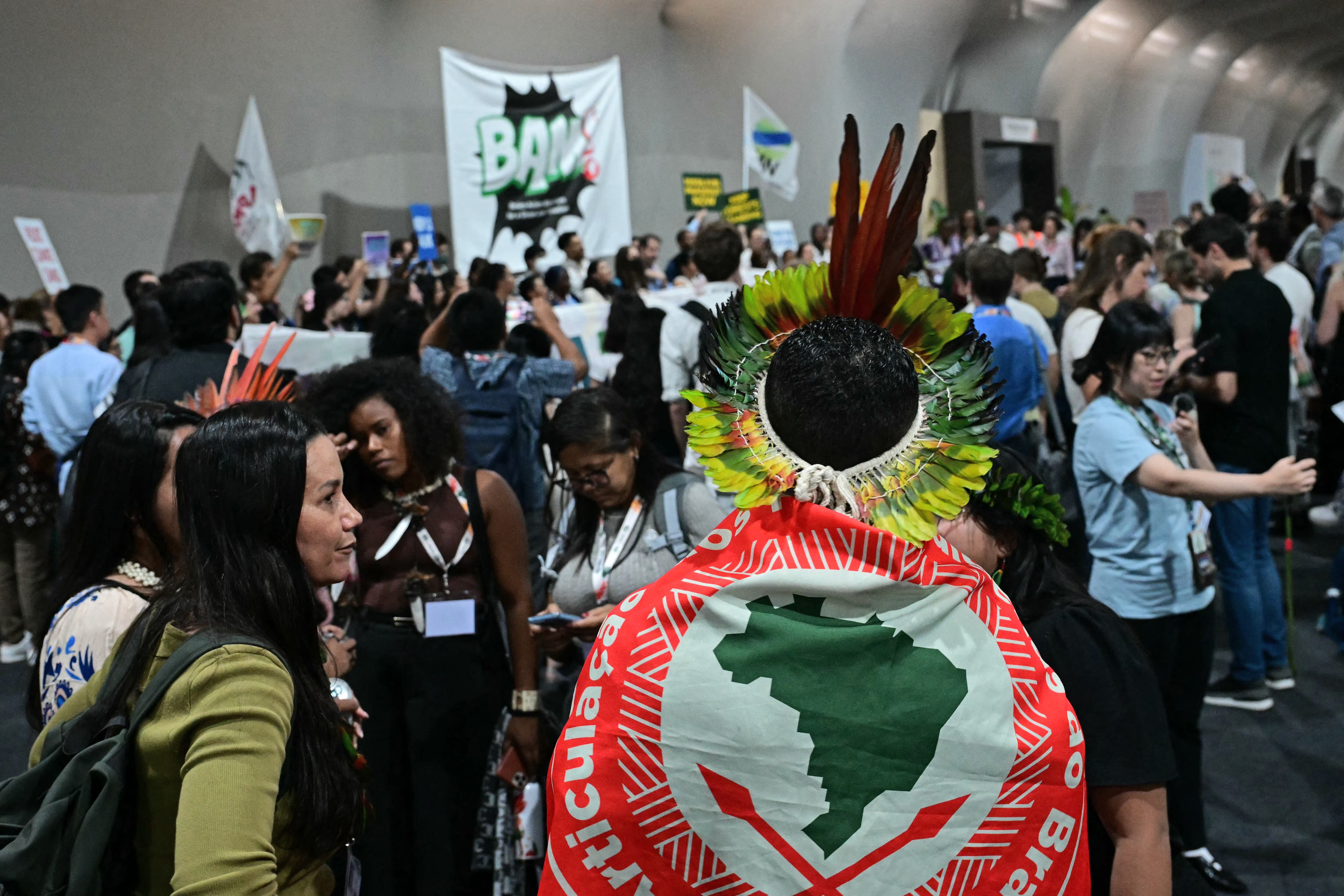 Miembros del Mecanismo de Acción de Belém (MBA) se manifiestaron durante la COP30, Conferencia de las Naciones Unidas sobre el Cambio Climático, en Belém, estado de Pará, Brasil, este viernes 21 de noviembre. Fotografía: