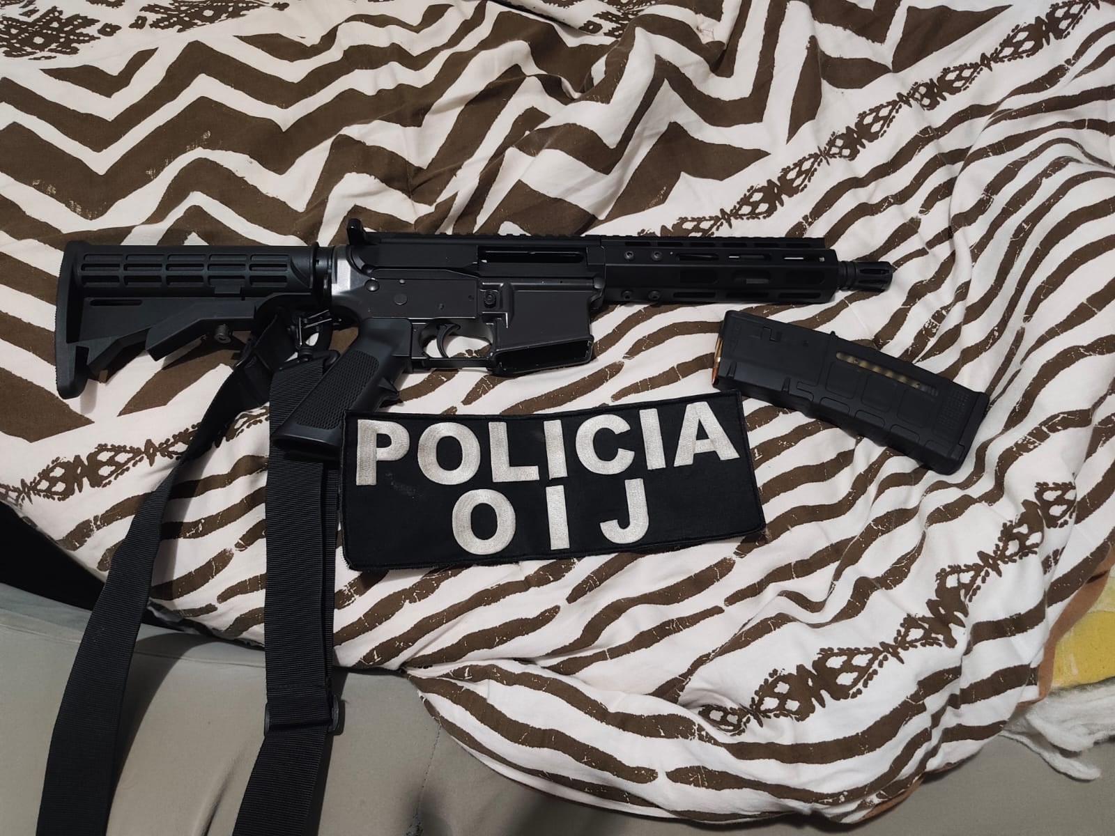 Agentes del OIJ y la Fiscalía decomisaron este fusil AR-15 en la vivienda de uno de los sospechosos de atentar contra el edificio que alberga la Oficina de Planes y Operaciones (OPO). El hecho ocurrió la madrugada del 16 de abril.