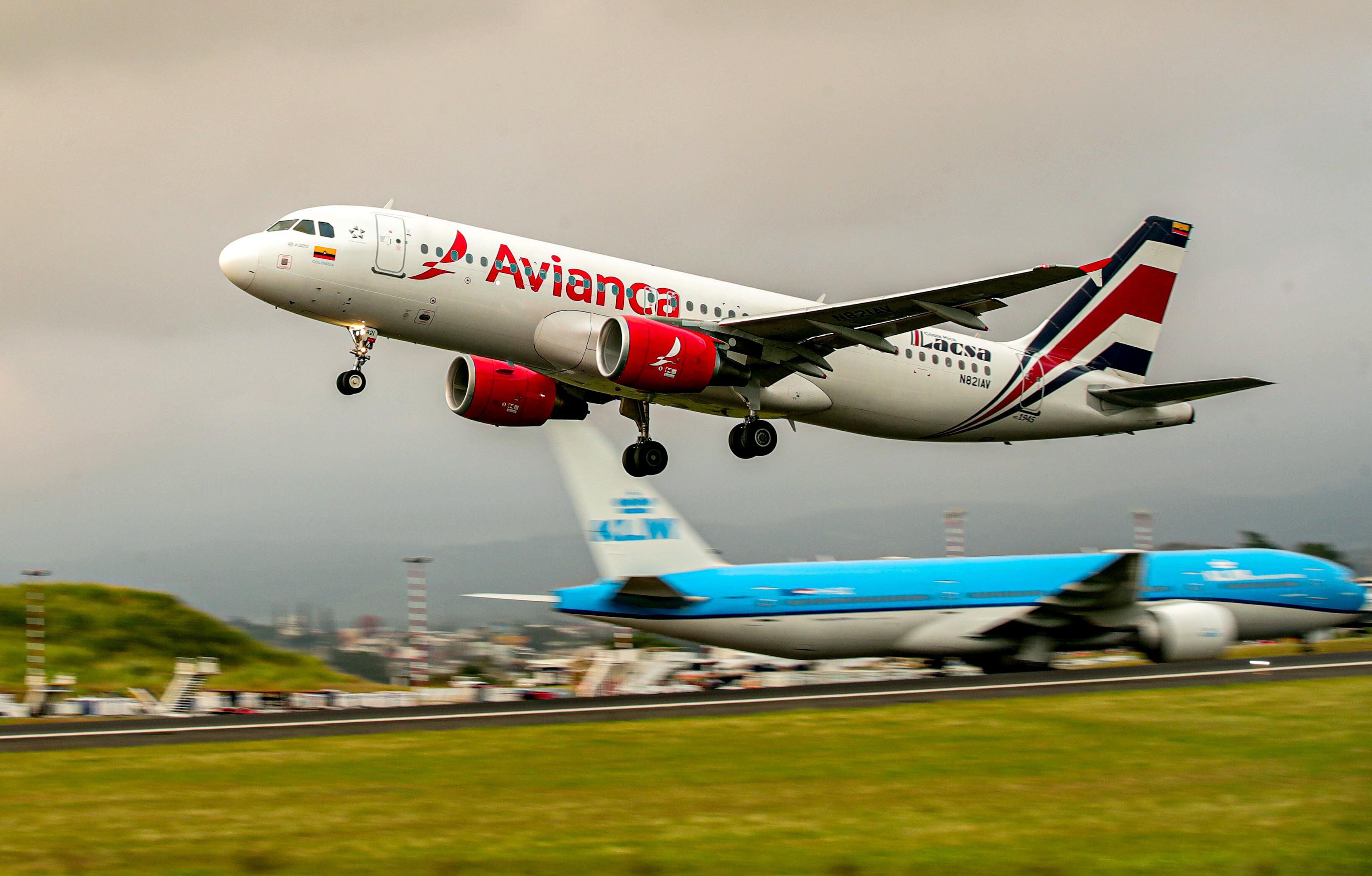 Avión de Avianca despegando en el Aeropuerto Juan Santamaría. Avanza un proyecto de ley para vuelos de bajo costo de Costa Rica a Centroamérica.