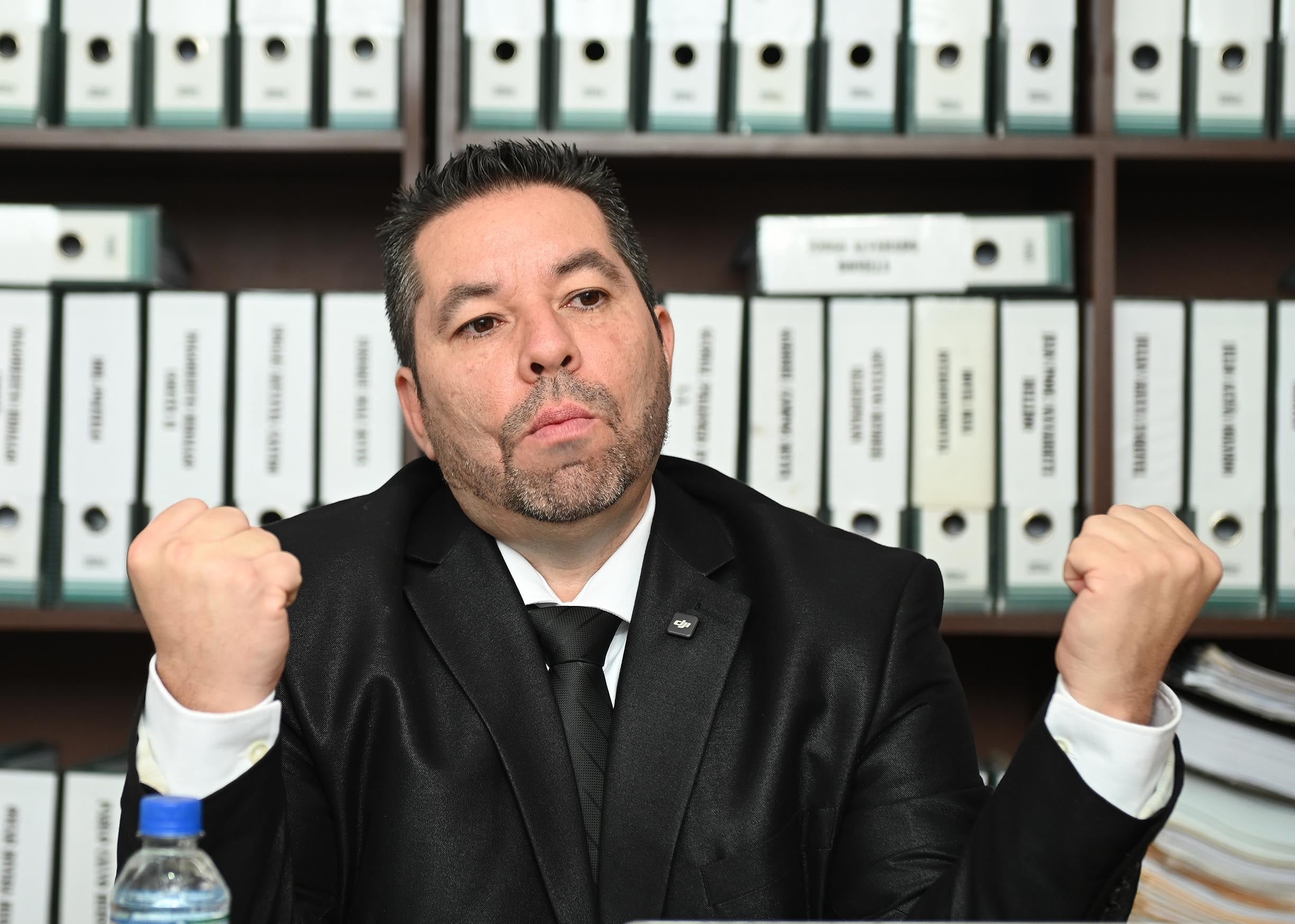 05 de mayo del 2025. Bufete Guido Gómez y Asociados. San José. 09:00 hrs. Entrevista a Lilliam Avendaño Valle (46) esposa de Otoniel Orozco Mendoza quién fue asesinado por su vecino en un lujoso condominio en Escazú. En la foto: la viuda fue acompañada por su prima Daniela Mendoza Delgadillo y el abogado Rodrigo Araya. Foto: Albert Marín