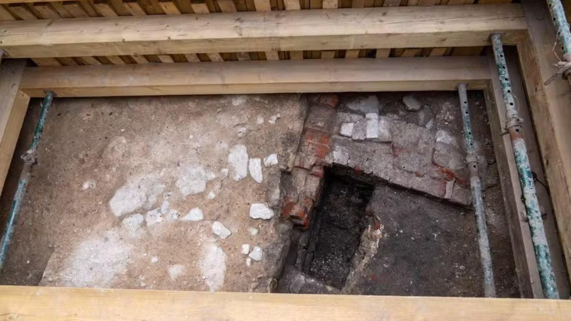 Hallaron herramientas neolíticas, un salón del siglo XII y piezas del siglo XIX bajo el Parlamento británico; publicarán los resultados en 2027.