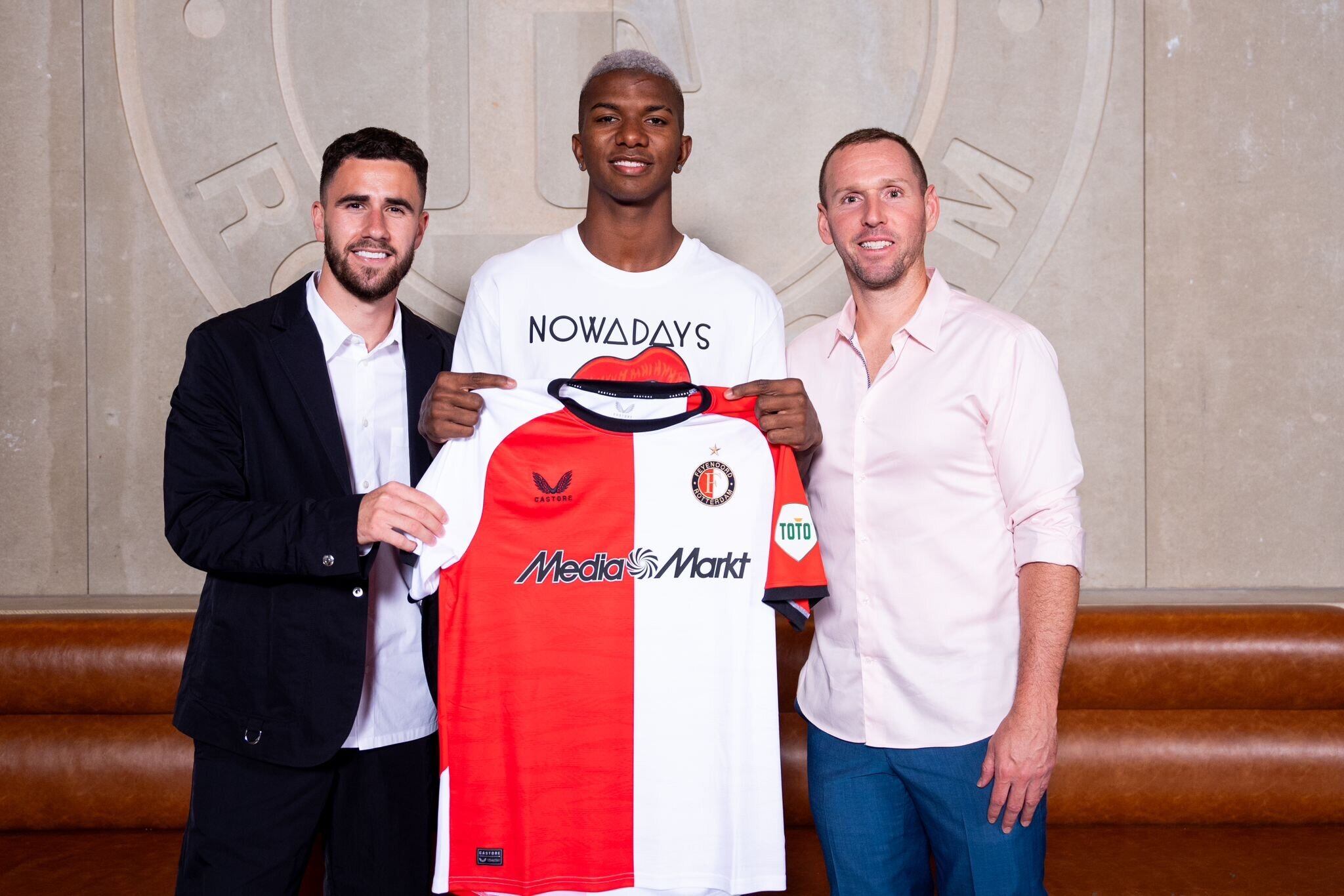 Jeyland Mitchell estuvo acompañado por sus agentes Nathan van Kooperen y Kurt Morsink en la firma del contrato. Foto: X.