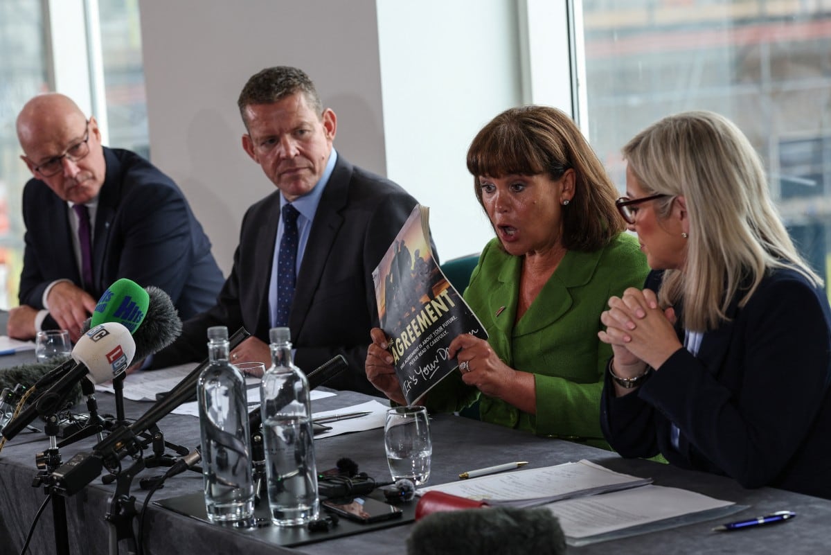 Mary Lou McDonald, del partido republicano irlandés Sinn Féin (2.ª der.), habla con el líder del Partido Nacional Escocés (SNP), John Swinney (izq.); Rhun ap Iorwerth (2.º izq.), de Plaid Cymru, Gales; y Michelle O’Neill (der.), de Sinn Féin.