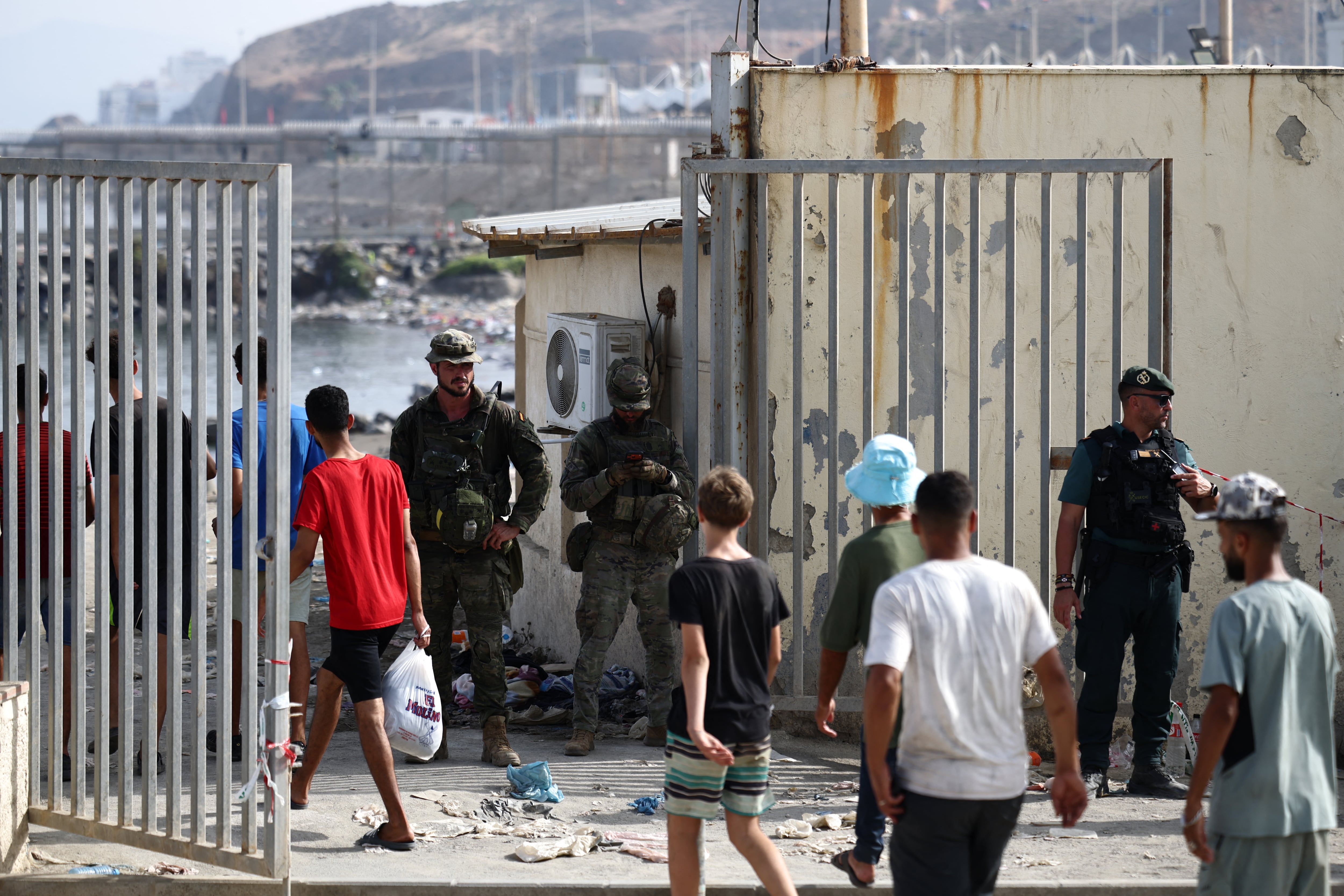 La mayoría de los adultos fueron devueltos a Marruecos, pero grupos de menores permanecen en Ceuta bajo la protección prevista por la legislación española.