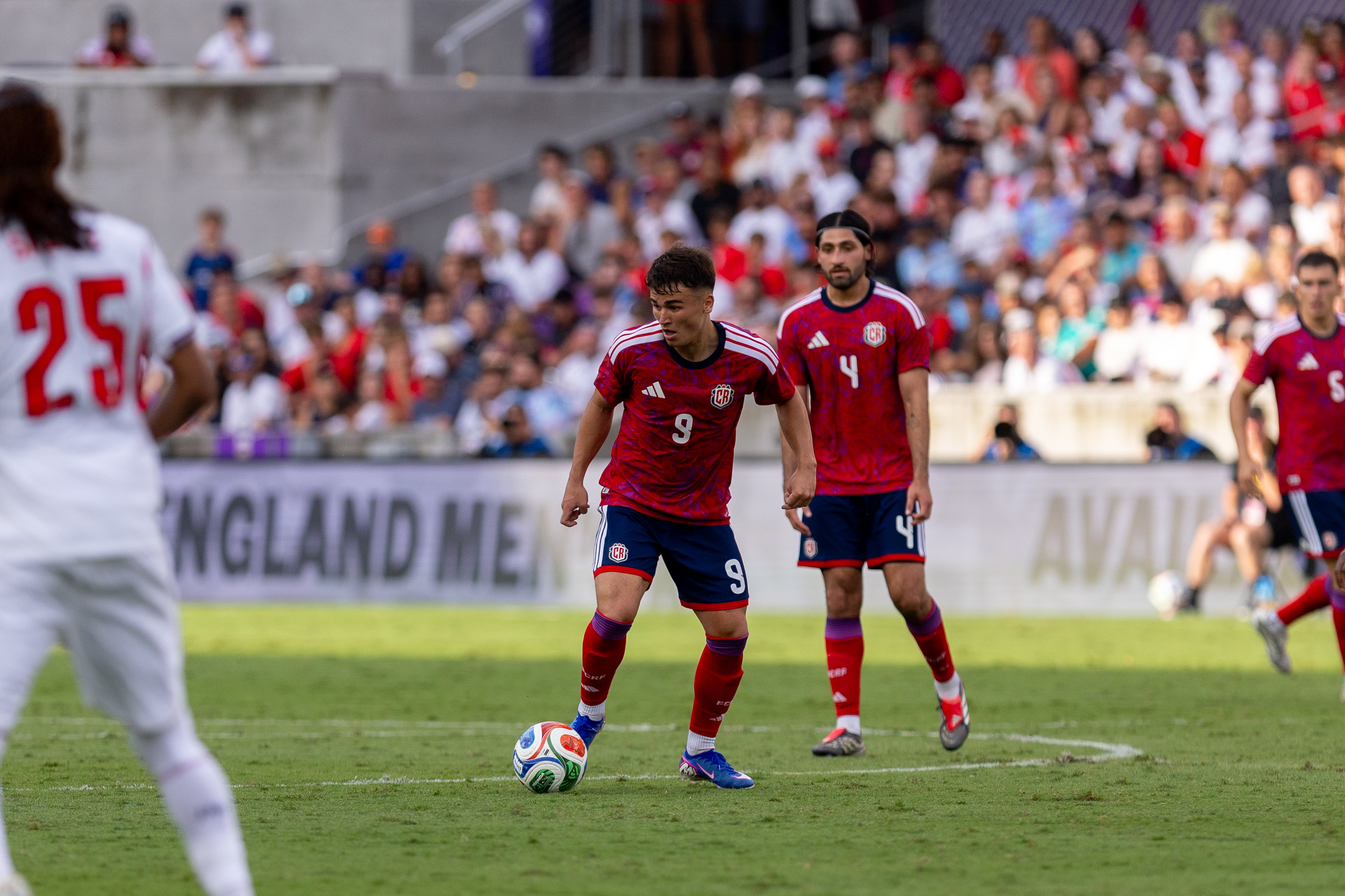 Manfred Ugalde controla un balón en el juego de la Selección de Costa Rica ante Inglaterra.