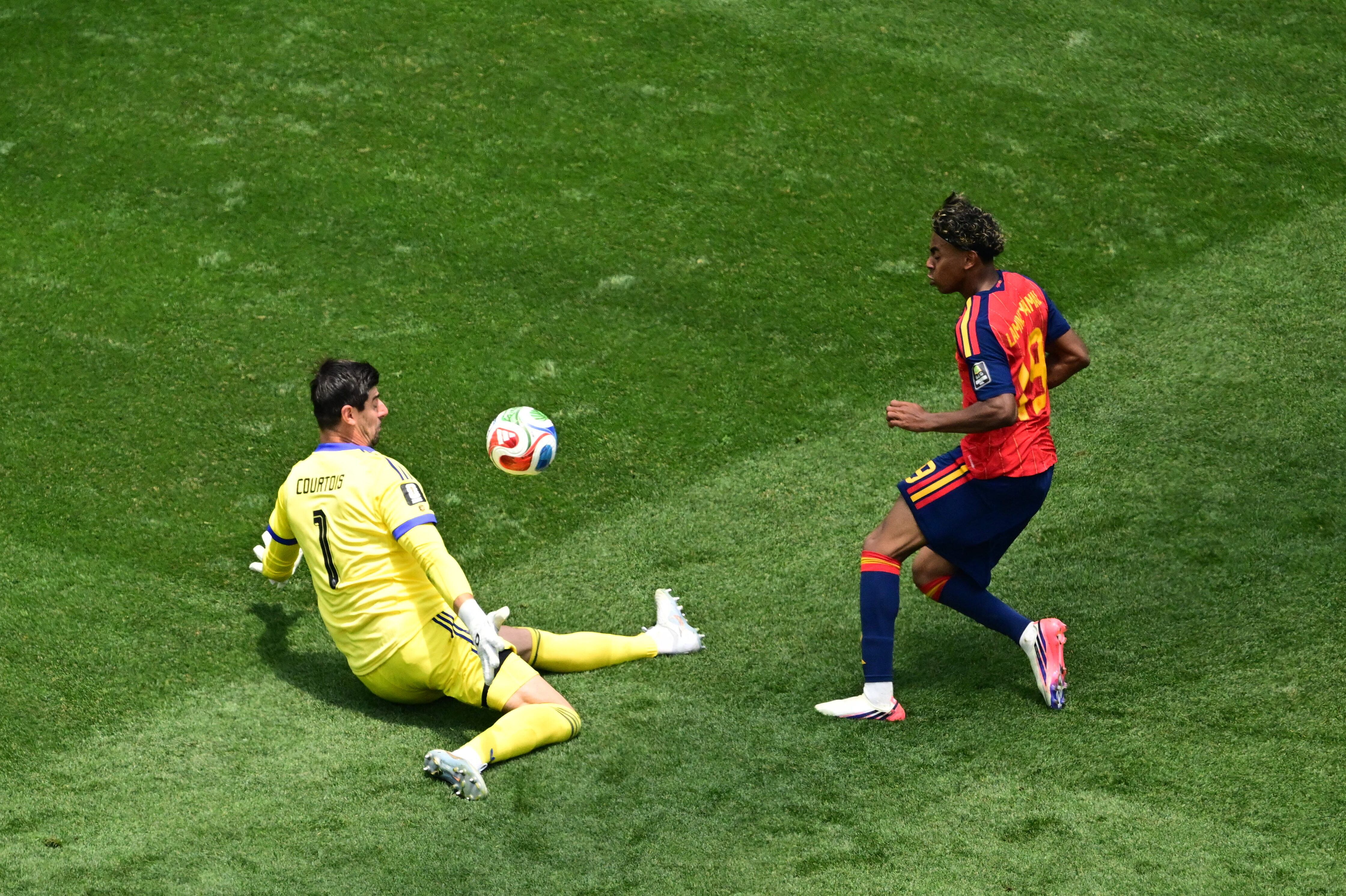 El delantero español Lamine Yamal desafía al arquero belga Thibaut Courtois, durante el duelo de cuartos de final del Mundial en el Estadio de Los Ángeles.