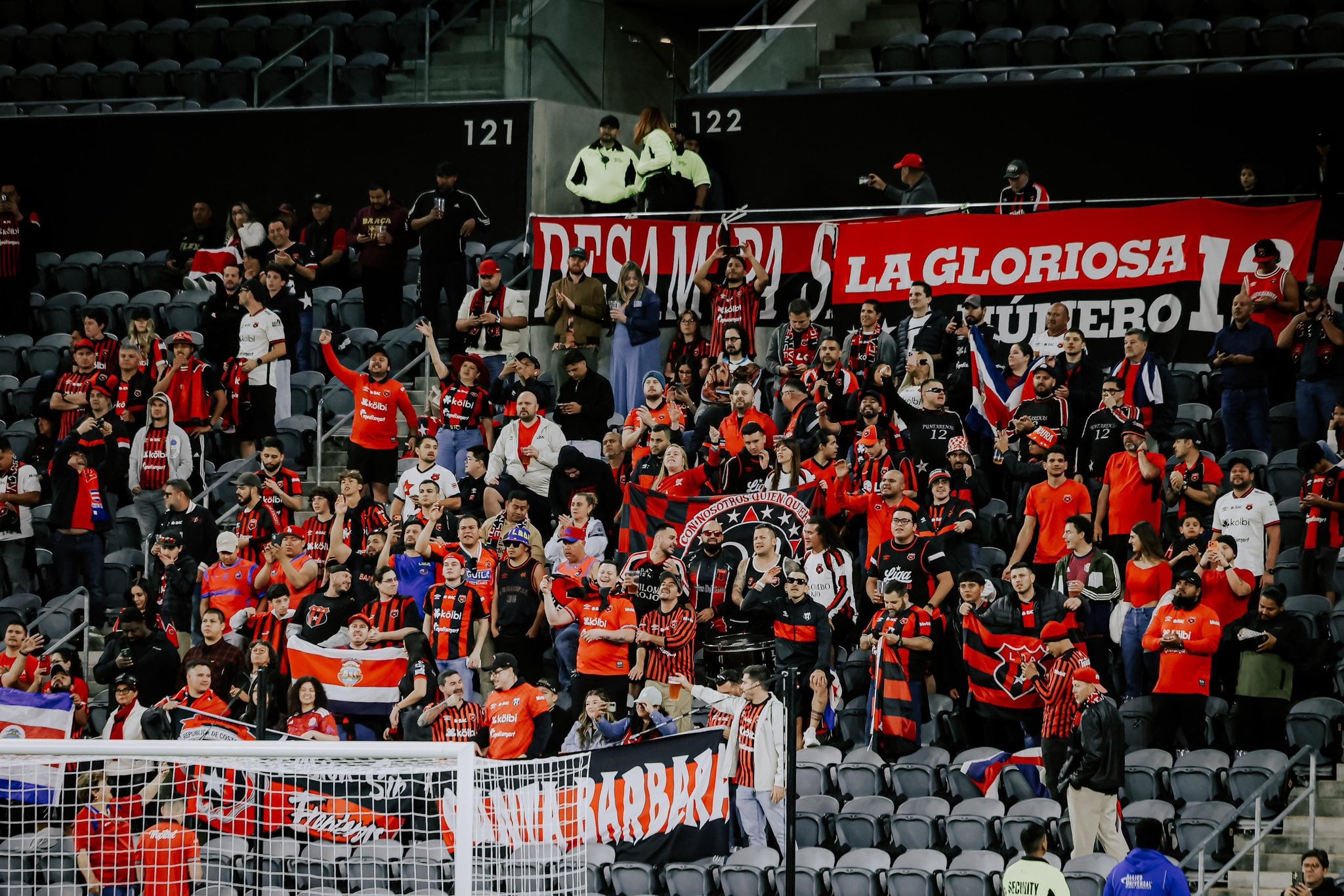 La afición de Alajuelense dice presente en el BMO Stadium en Los Ángeles, en el partido contra LAFC en la Copa de Campeones de Concacaf.