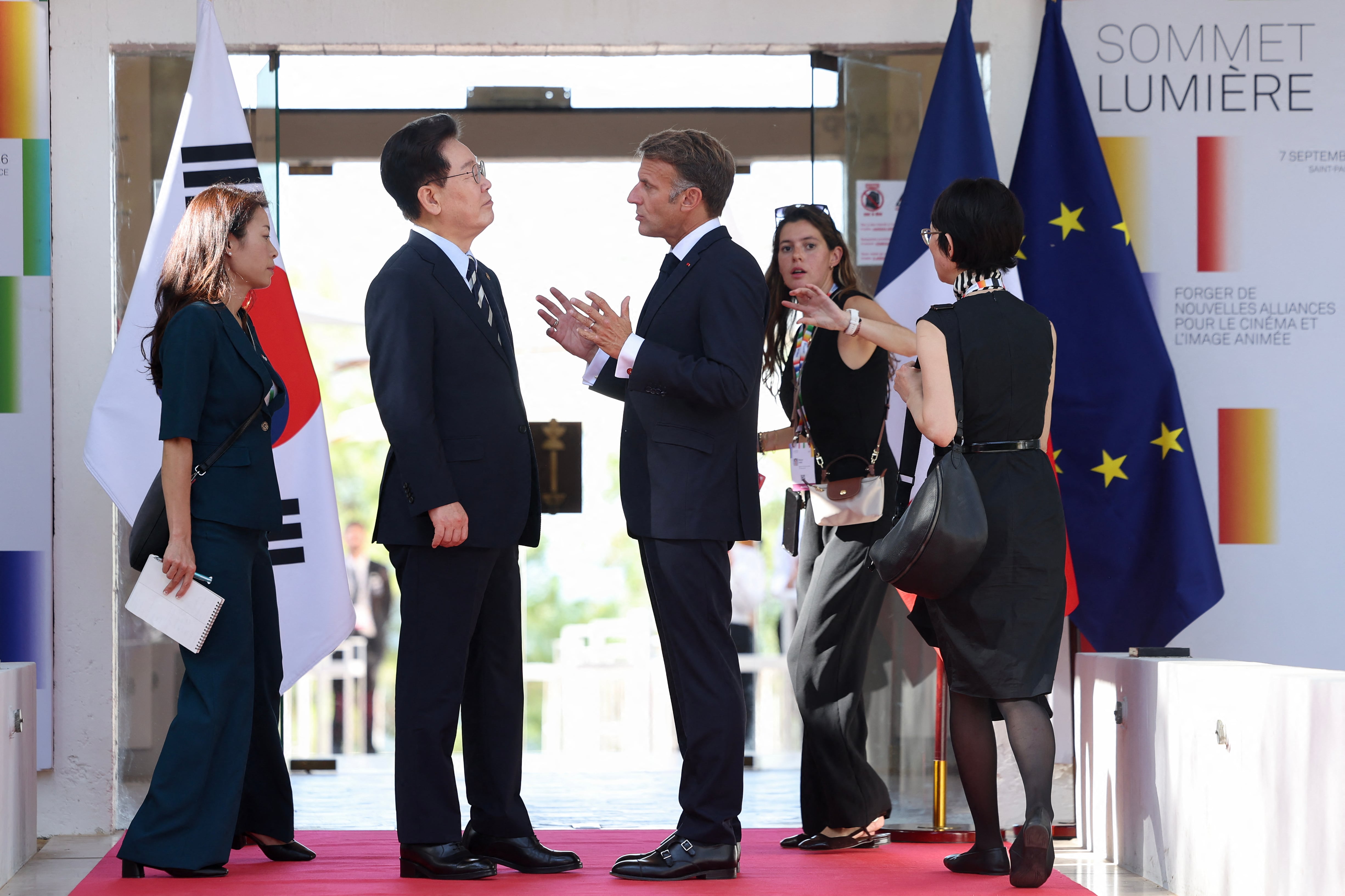 Emmanuel Macron conversa con el presidente surcoreano, Lee Jae Myung, durante la cumbre internacional sobre el futuro del cine, celebrada en Saint-Paul-de-Vence, Francia.