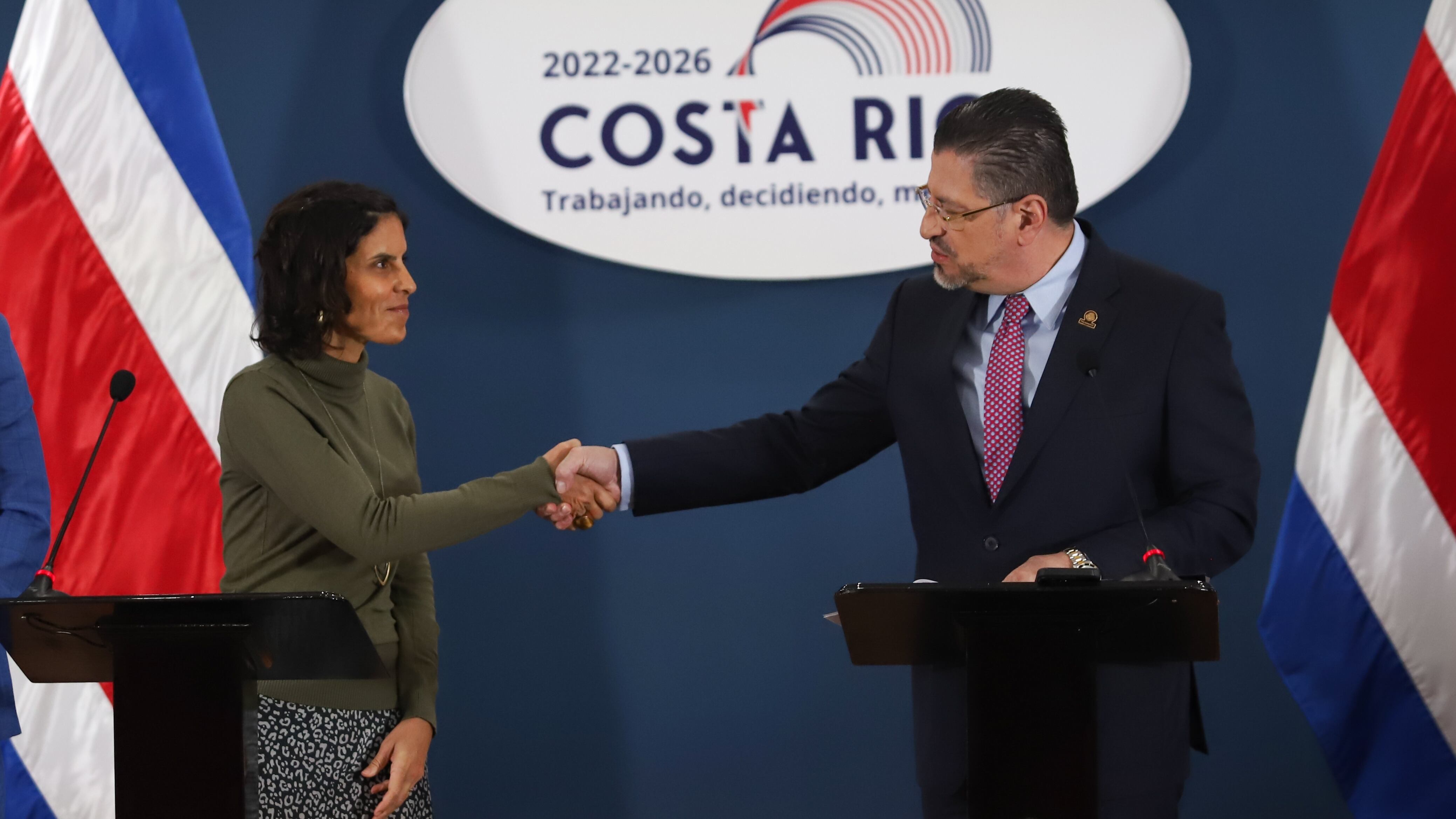 Conferencia de Consejo de Gobierno, el presidente Rodrigo Chaves, estrecha la mano de la ministra del MICITT, Paola Bagantes. Atrás, el presidente ejecutivo del ICE, Marlon Arguedas. Se refirieron a la recuperación de frecuencias.