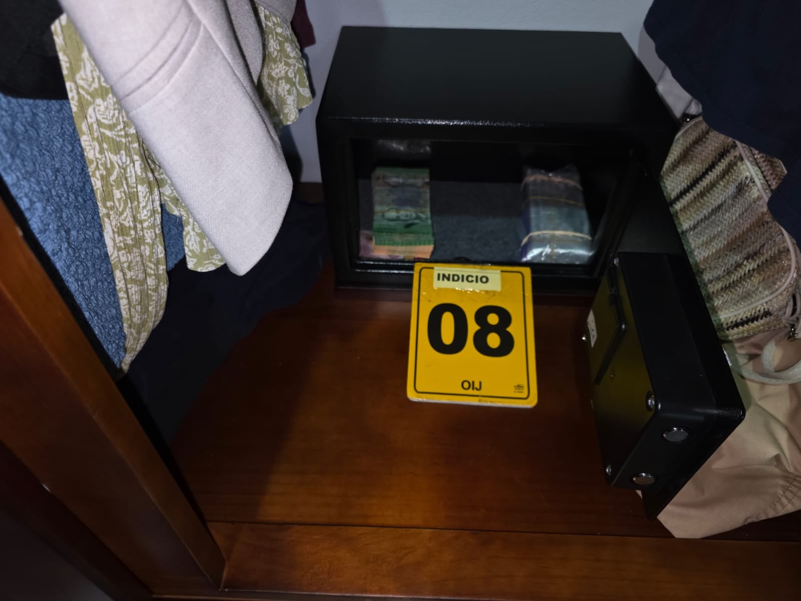 Al sospechoso el OIJ le decomisó 14 millones en efectivo, parte del dinero lo tenía en una pequeña caja fuerte.