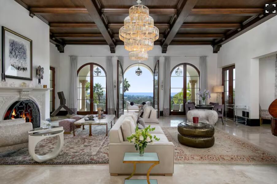 Una gran sala muy reconocible de la serie, donde Harry y Meghan realizan la mayoría de las entrevistas.