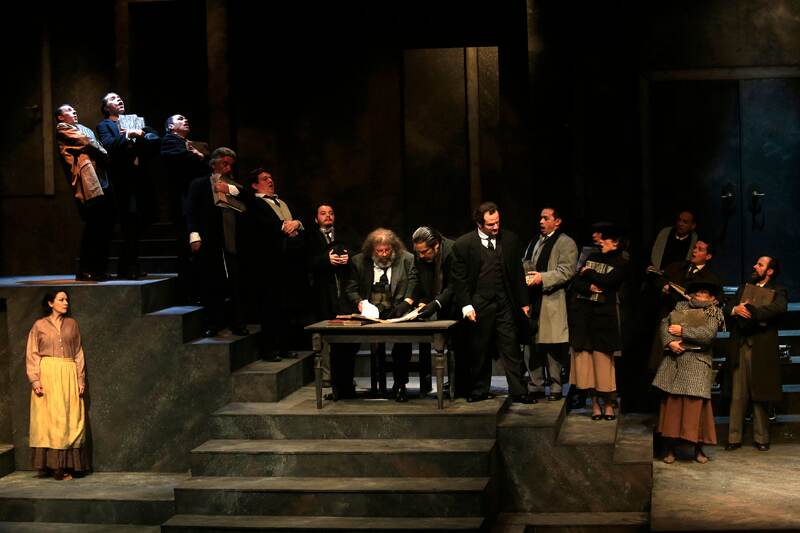 La escena de la sala de juicio donde Josef K. empieza a comprender que su destino está trazado, reúne a todo el elenco en un trabajo coral reforzado por lo físico y lo sonoro. 17 intérpretes participan en el montaje, que se estrena este jueves. Rafael Pacheco.