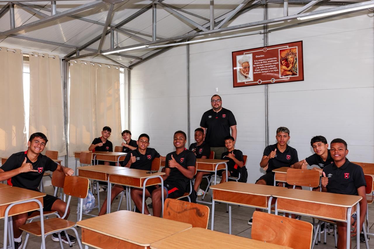 Las aulas son igual de importantes que las canchas, en las divisiones menores de Liga Deportiva Alajuelense.