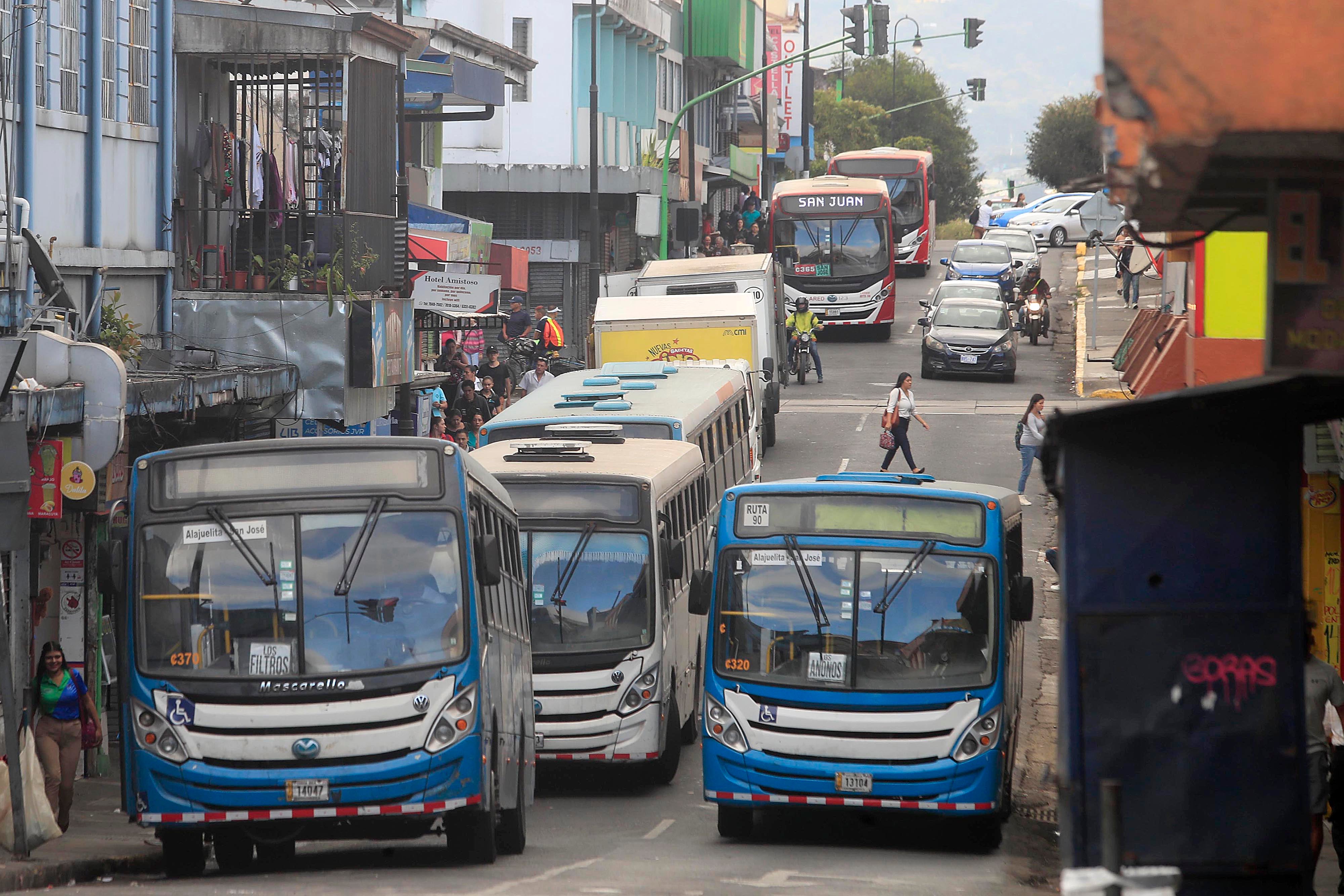 26/01/2023 San José. Buses en mal estado, sin basureros, sucios y poco confortables. Así son las unidades de transporte público que todos los días mueven a miles de pasajeros en la Gran Area Metropolitana. Mientras que el Consejo Técnico de Público (CTP) sigue sin hacer cumplir las normas a los autobuseros.