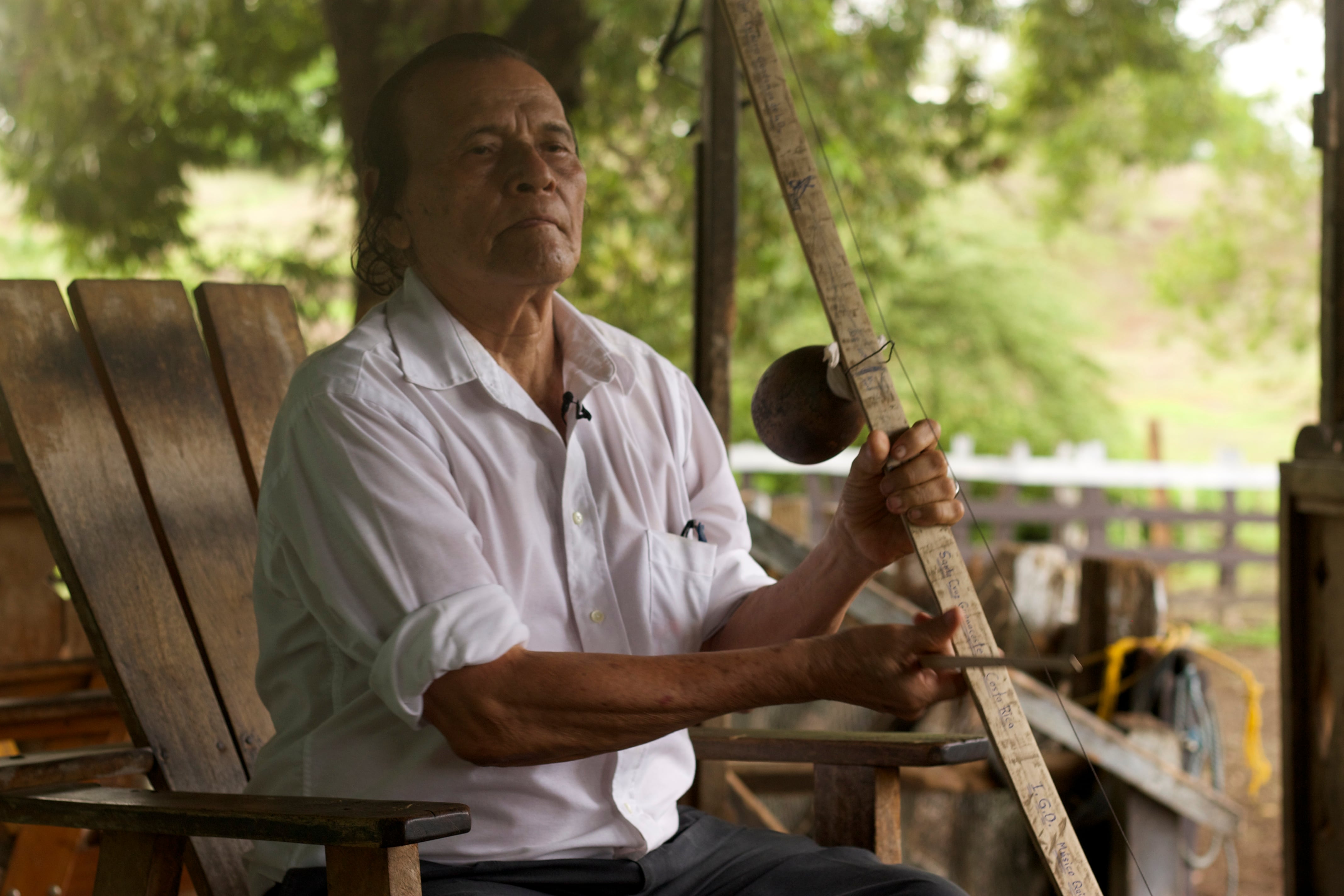 El quijonguero Isidoro Guadamuz demostrando la interpretación del instrumento tradicional de Guanacaste.