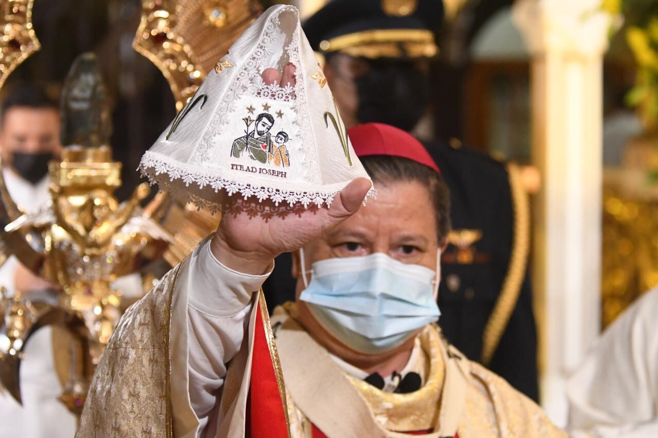 La tradicional Vestición, cambiarle el vestido el 1 de agosto de cada año a la Virgen de Los Ángeles en Cartago, se realizó ese 2021. El vestido lo realizó la arquidiócesis de San José como parte de las celebraciones del bicentenario de nuestra democracia.