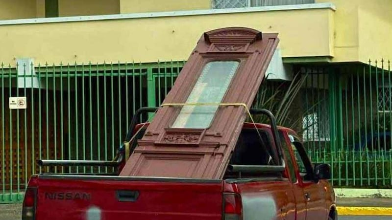 Editorial: Patrimonio en un ‘pick-up’: lo que dice del país la foto de las puertas del Teatro Nacional