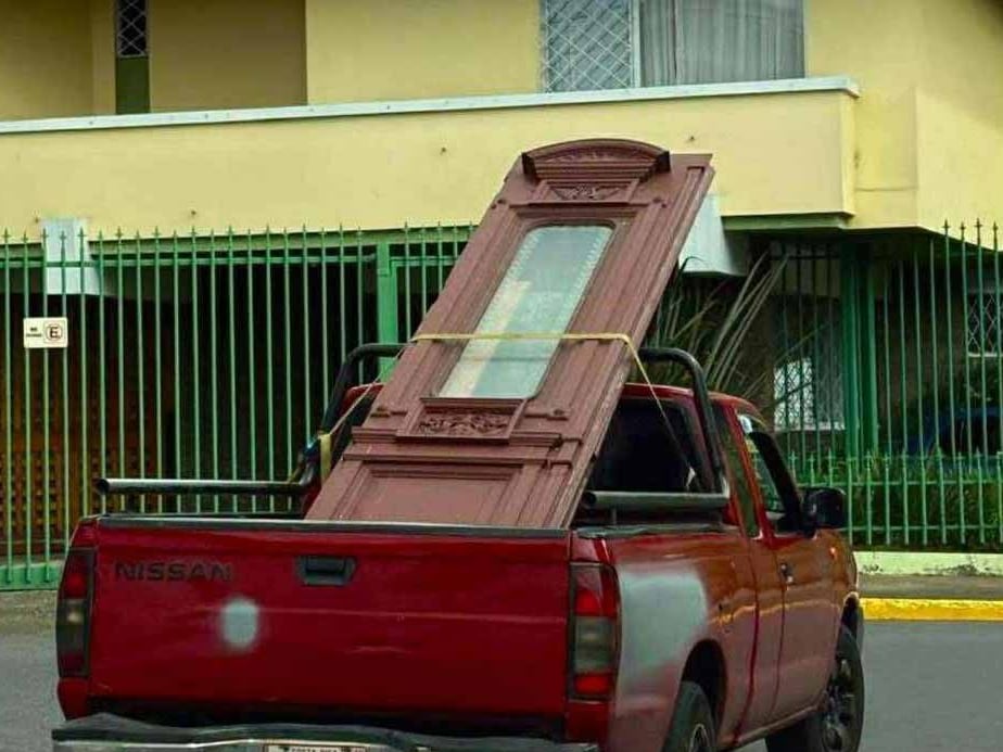 Un par de puertas del Teatro Nacional fueron trasladadas en un pick-up.