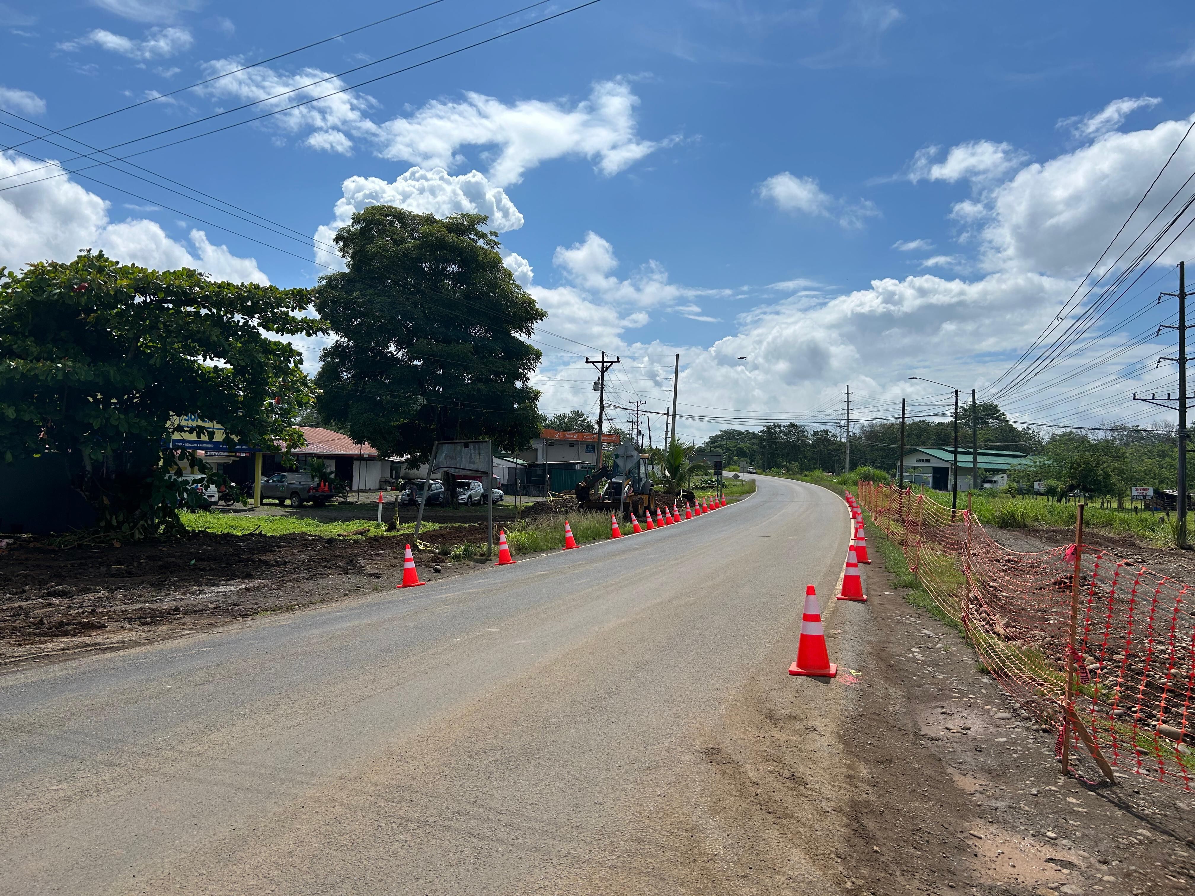 Las obras en Muelle incluyen una rotonda, tubería pluvial y mejoras viales. Se espera finalizar en octubre