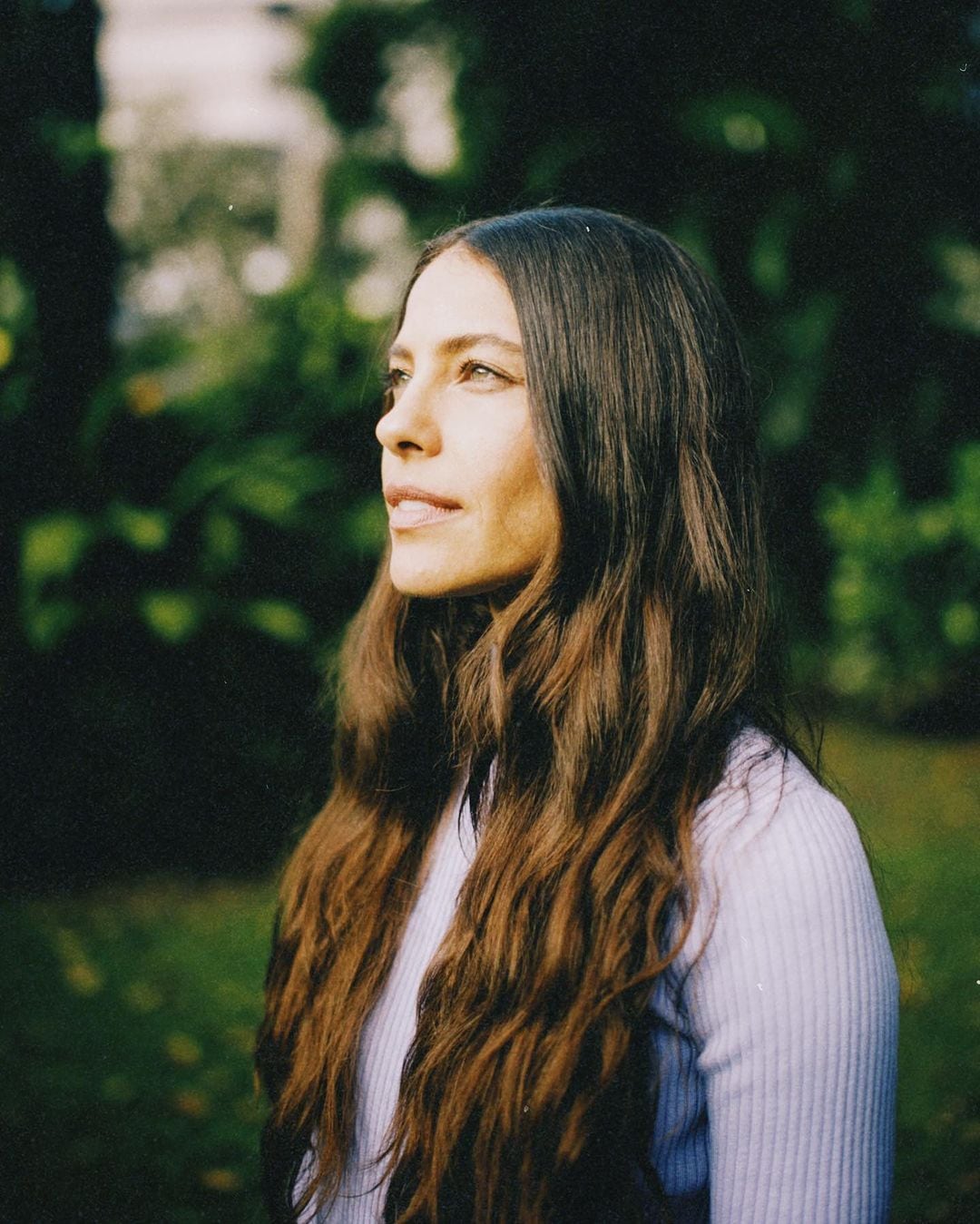 Foto en primer plano de la cantautora costarricense Debi Nova con su cabello suelto.