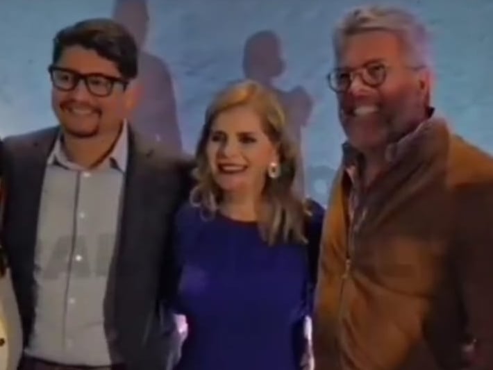 Laura Fernández con su esposo y Carlos Valenciano Kamer, anteriormente involucrado en su campaña.