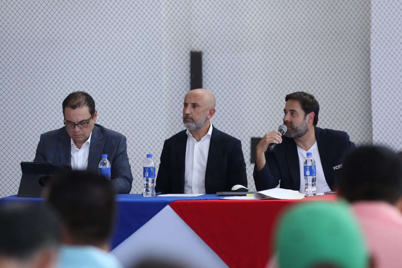 El presidente de la Fedefútbol, Osael Maroto (centro), junto a Gustavo Araya (der.) y Carlos Ricardo Benavides (izq.) en la asamblea de la FCRF.