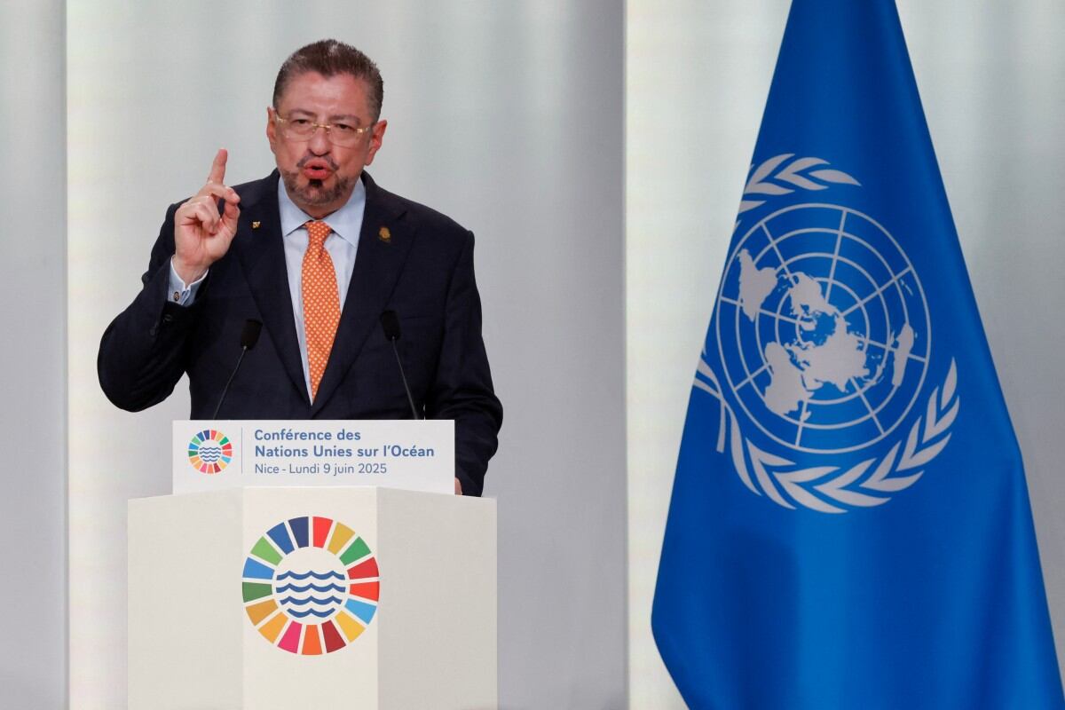 El presidente de Costa Rica, Rodrigo Chaves, se dirige a la sesión inaugural de la tercera Conferencia de las Naciones Unidas sobre los Océanos (UNOC3), que reúne a líderes, investigadores y activistas para debatir cómo proteger la vida marina hasta el 13 de junio. La sesión se llevará a cabo en el Centro de Exposiciones de Niza, en la Riviera Francesa, el 9 de junio de 2025.