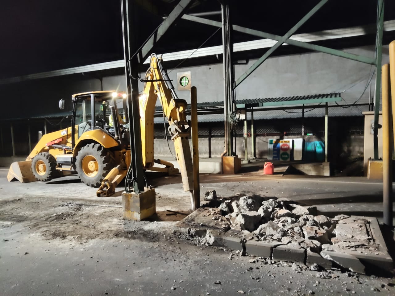 Imágenes muestran cómo inició la demolición del peaje en la General Cañas durante la noche. Conozca cierres, desvíos y lo que viene en los próximos días.