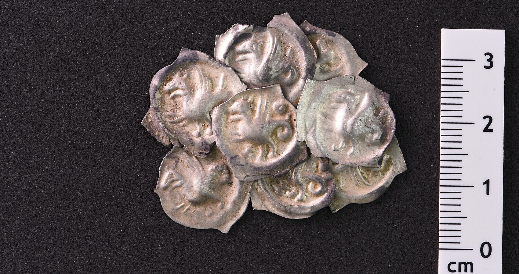 Los expertos creen que las monedas encontradas habrían sido acuñadas hacia el año 1320.