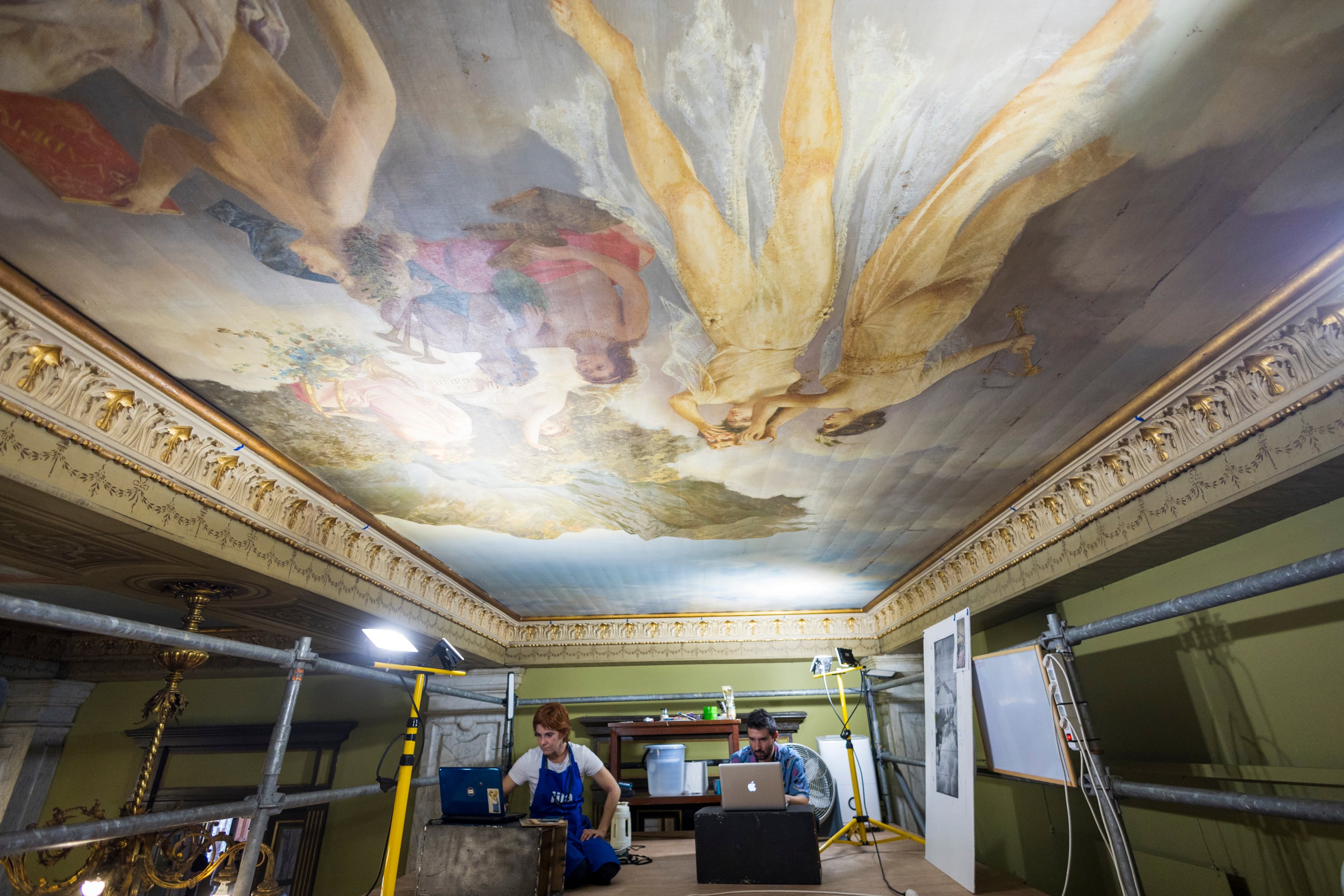 10/07/2024, San José, Teatro Nacional, entrevista con los encargados de la restauración de las obras en el Teatro Nacional, Marcia Fallas, encargada de la restauración, Guillermo Fournier y Kimberly González, restauradores y con la director adel teatro nacional, Karina Salguero.