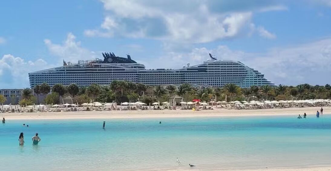 Una joven estadounidense cayó al mar durante un crucero en Bahamas y fue succionada por una hélice, lo que le provocó la amputación de ambas piernas. Se encuentra en estado crítico.