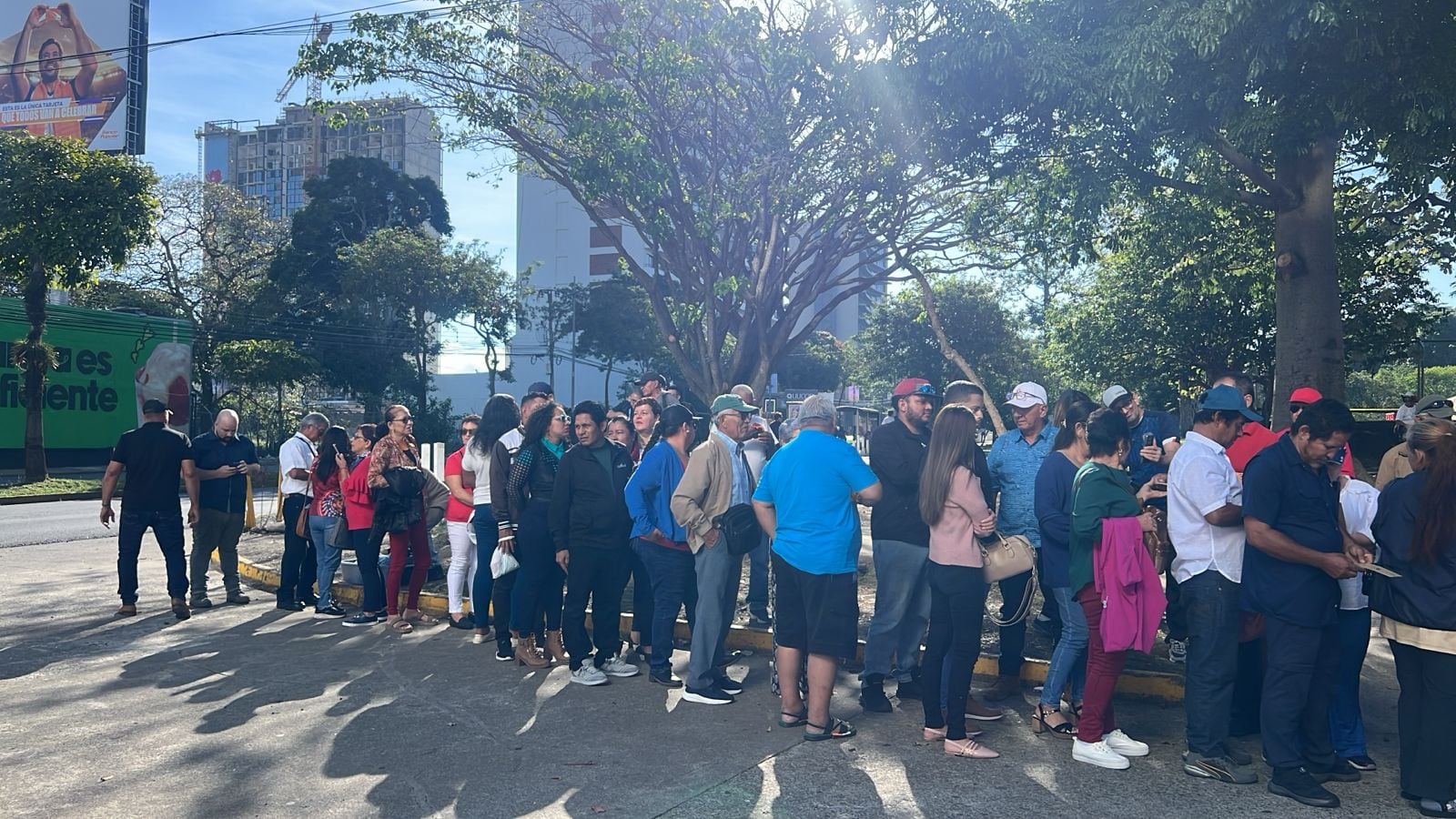 Asistentes esperan para ingresar al Estadio Nacional.