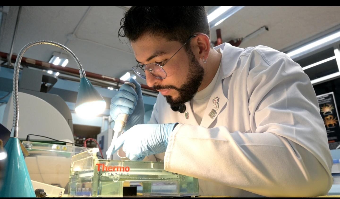 Daniel Gutiérrez, de 25 años, en el laboratiorio de la UNA.