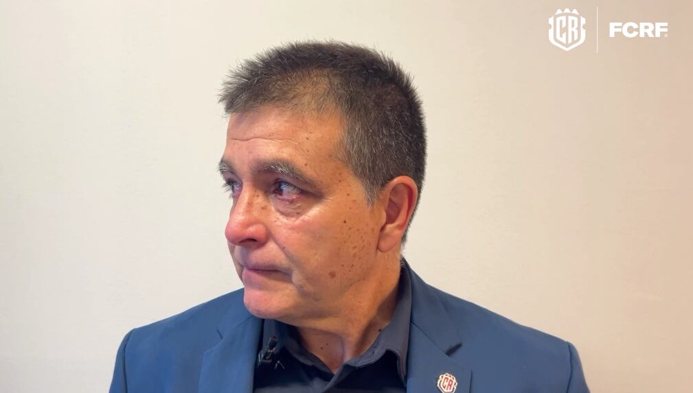 Claudio Vivas con un nudo en la garganta recordó ese instante en el que a la Selección Nacional le comunicaron el fallecimiento de Erick Rodríguez durante el partido entre Costa Rica y Emiratos Árabes Unidos.