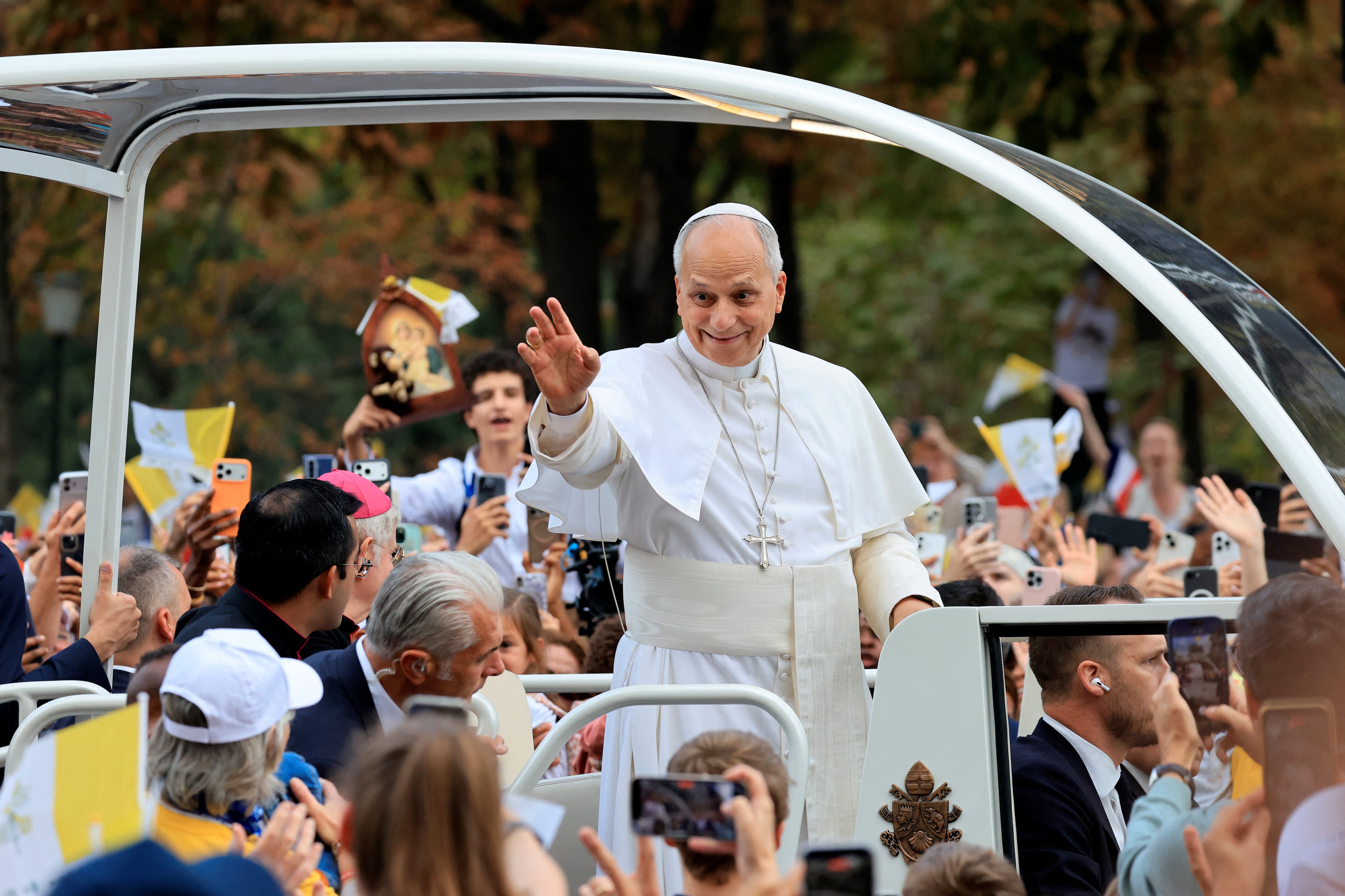 El papa León XIV saluda desde el papamóvil mientras recorre los Campos Elíseos, en París, este 26 de setiembre, antes de oficiar una misa al aire libre en la plaza de la Concordia.