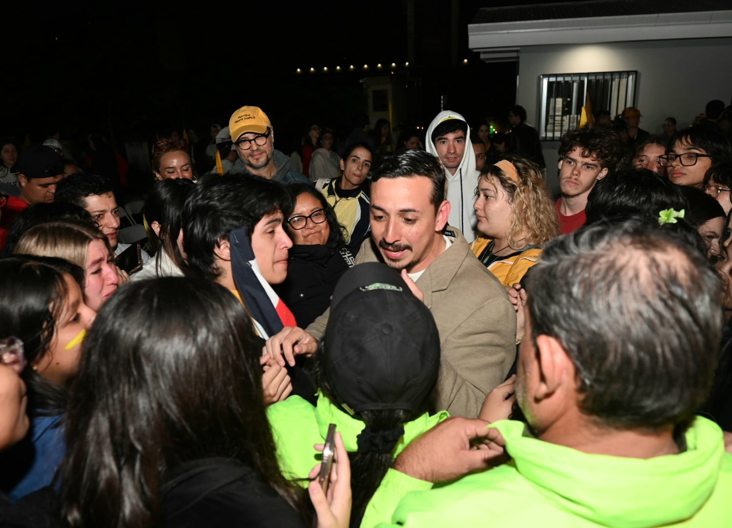 01 de febrero 2026. Parqueo ubicado al costado este del Museo Nacional, San José. 20:00 hrs. El candidato presidencial por el Frente Amplio, Ariel Robles, se reunió con sus simpatizantes para seguir de cerca el resultado de las elecciones presidenciales 2026. Una vez conocido el resultado el candidato dio una conferencia de prensa. Foto: Albert Marin
