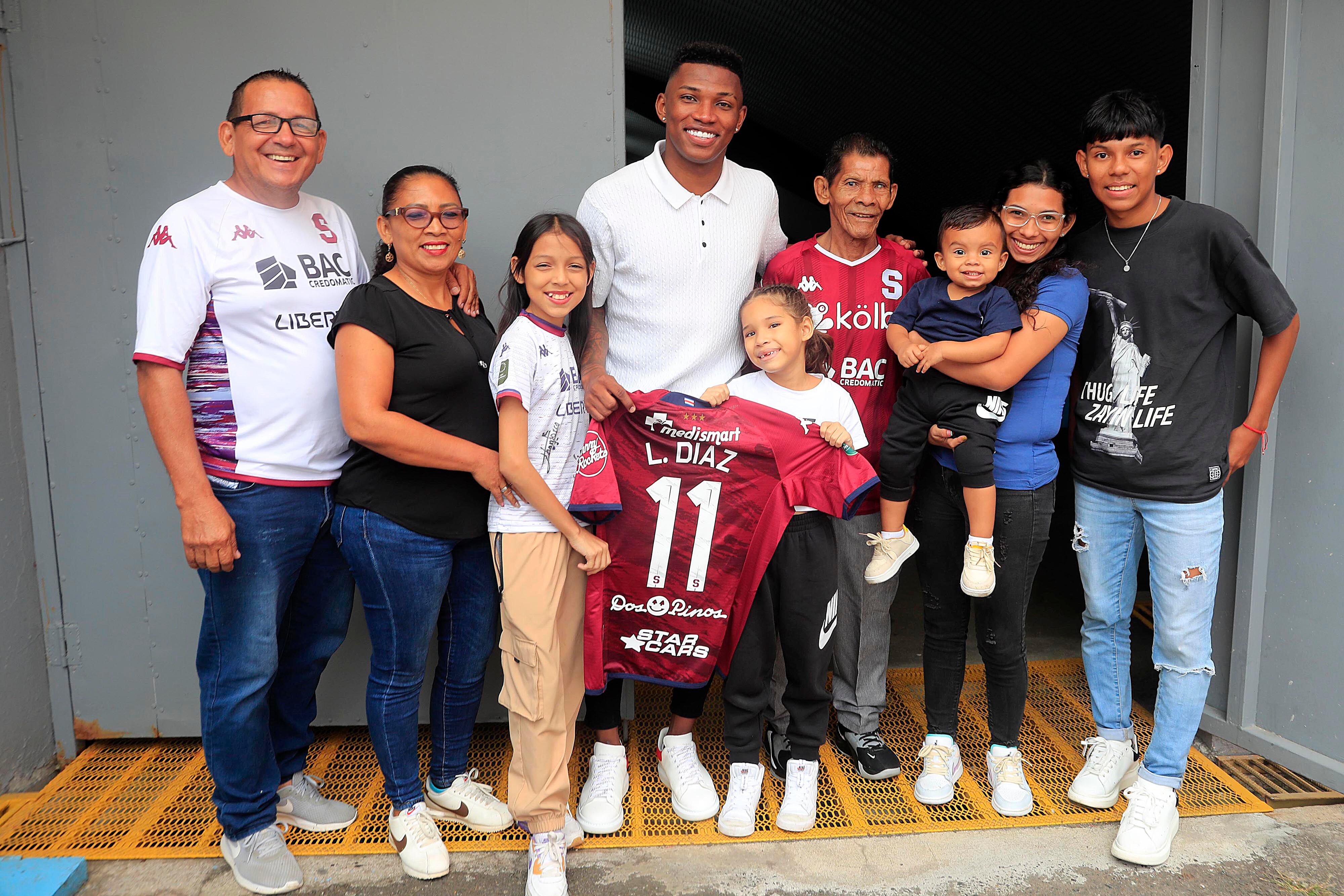 03/02/2024 Estadio Ricardo Saprissa. Este miércoles fue presentado el nuevo delantero del Deportivo Saprissa, Luis Diaz. El nicoyano llegó acompañado de su familia. Aquí posa junto a su abuelo Mario Diaz, orgulloso porque su nieto jugará con el número del "caballero del fútbol". Foto: Rafael Pacheco Granados