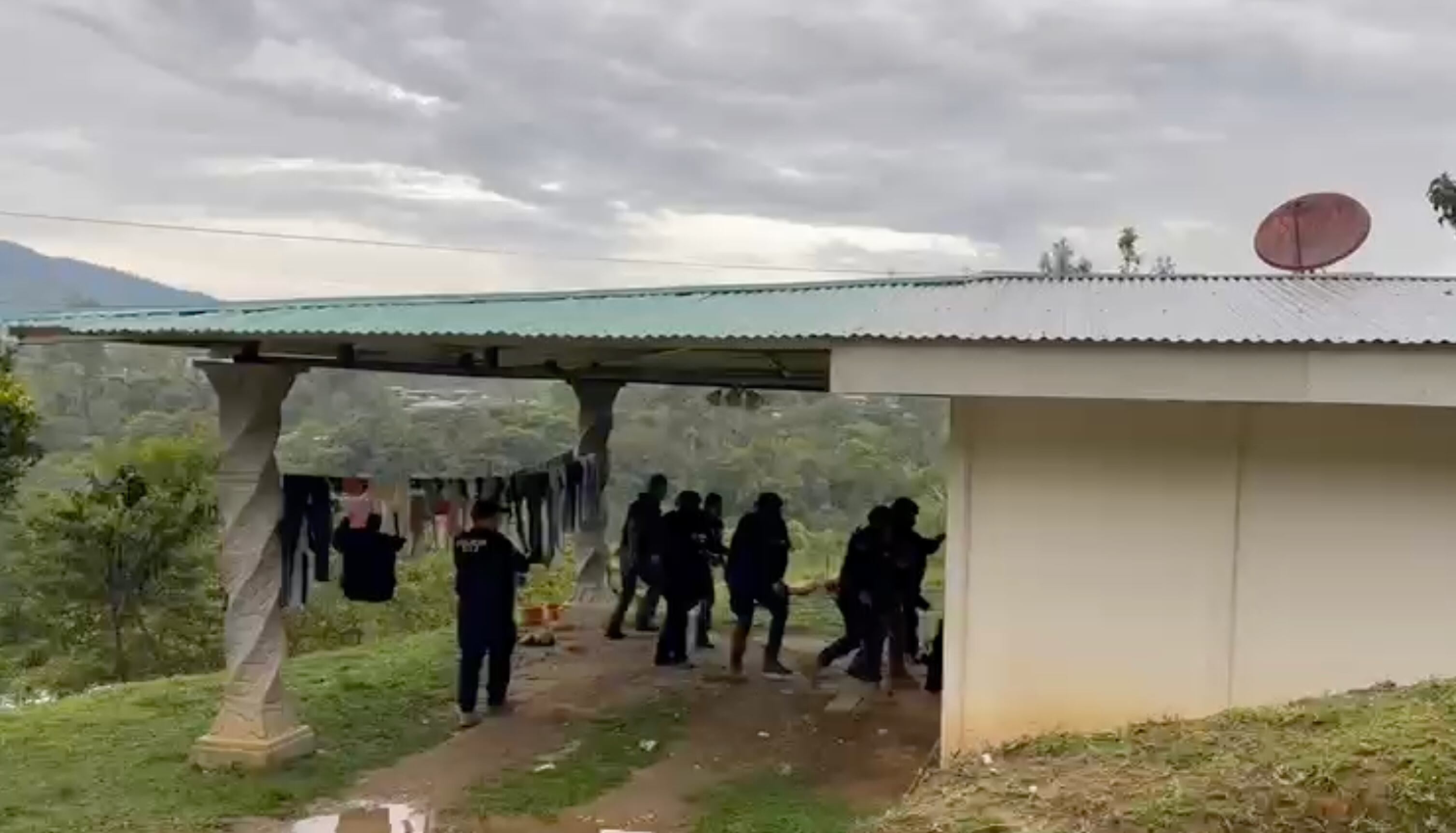 Agentes del OIJ realizaron siete allanamientos en Coto Brus para desarticular a una banda familiar que estafaba suplantando a funcionarios del PANI, hospitales y centros educativos. Fotografía: