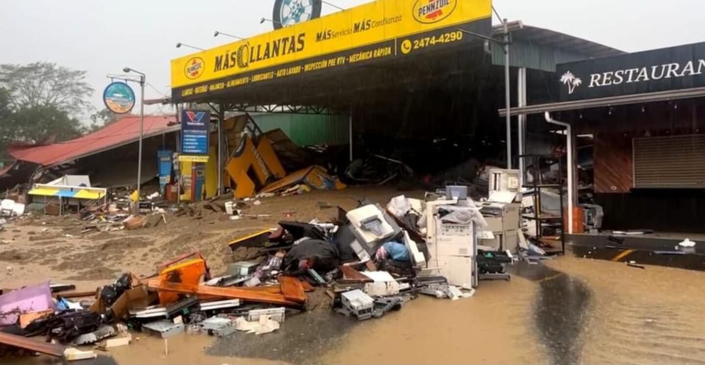Aguas Zarcas: cabeza de agua destruye comercios y genera pánico entre habitantes | La Nación