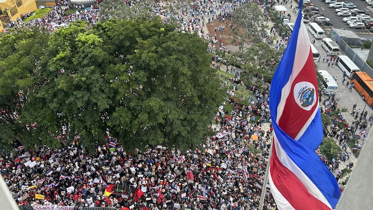 Marcha: así transcurrió la protesta contra los recortes presupuestarios y defensa de la educación; manifestantes permanecen en avenida segunda bajo la lluvia